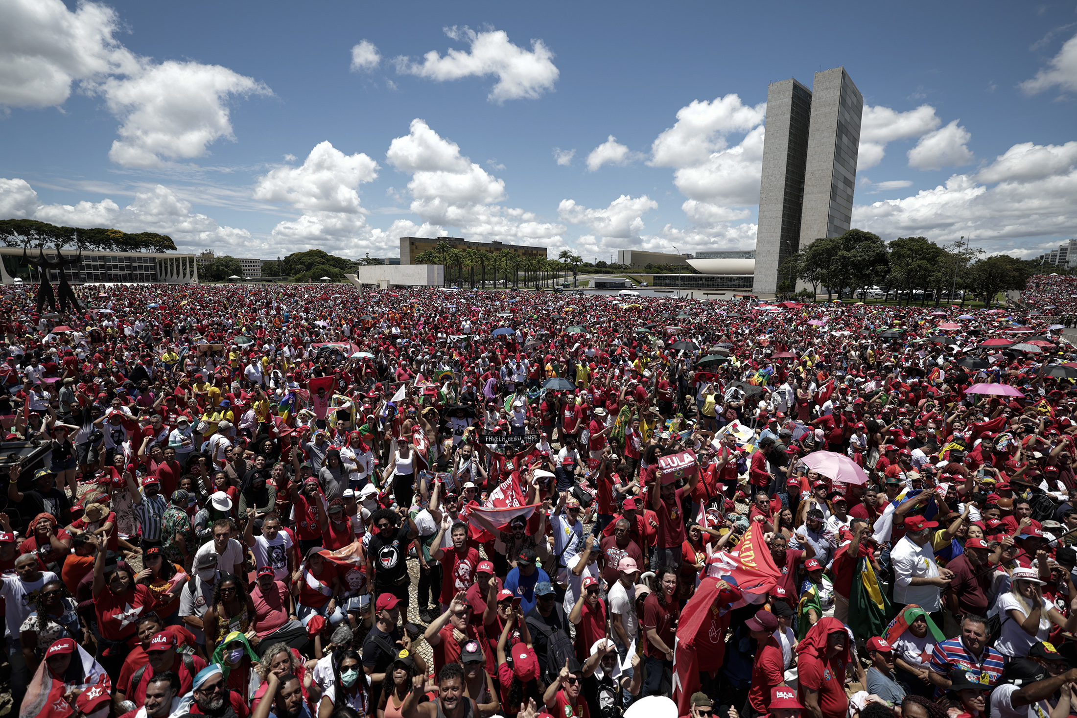 AME3718. BRASILIA (BRASIL), 01/01/2023.- Miles de seguidores del presidente electo de Brasil Luiz Inácio Lula da Silva, se reúnen hoy en la plaza de los tres poderes para celebrar la posesión presidencial de Lula, en Brasília (Brasil). EFE/ Antonio Lacerda
