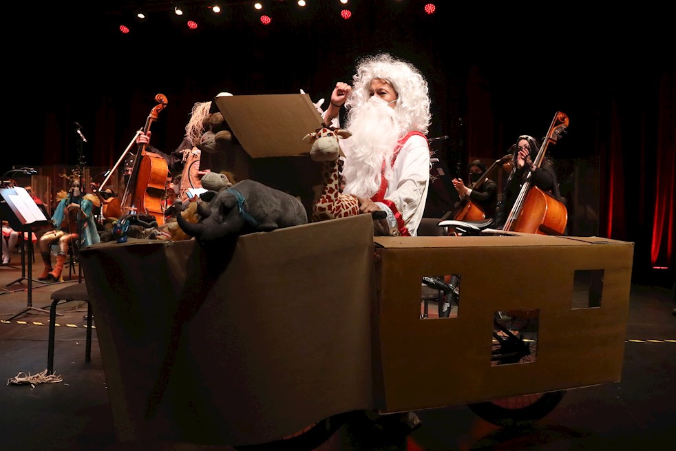 Músicos de la Orquesta Filarmónica de Bogotá disfrazados para conmemorar el día de Halloween.