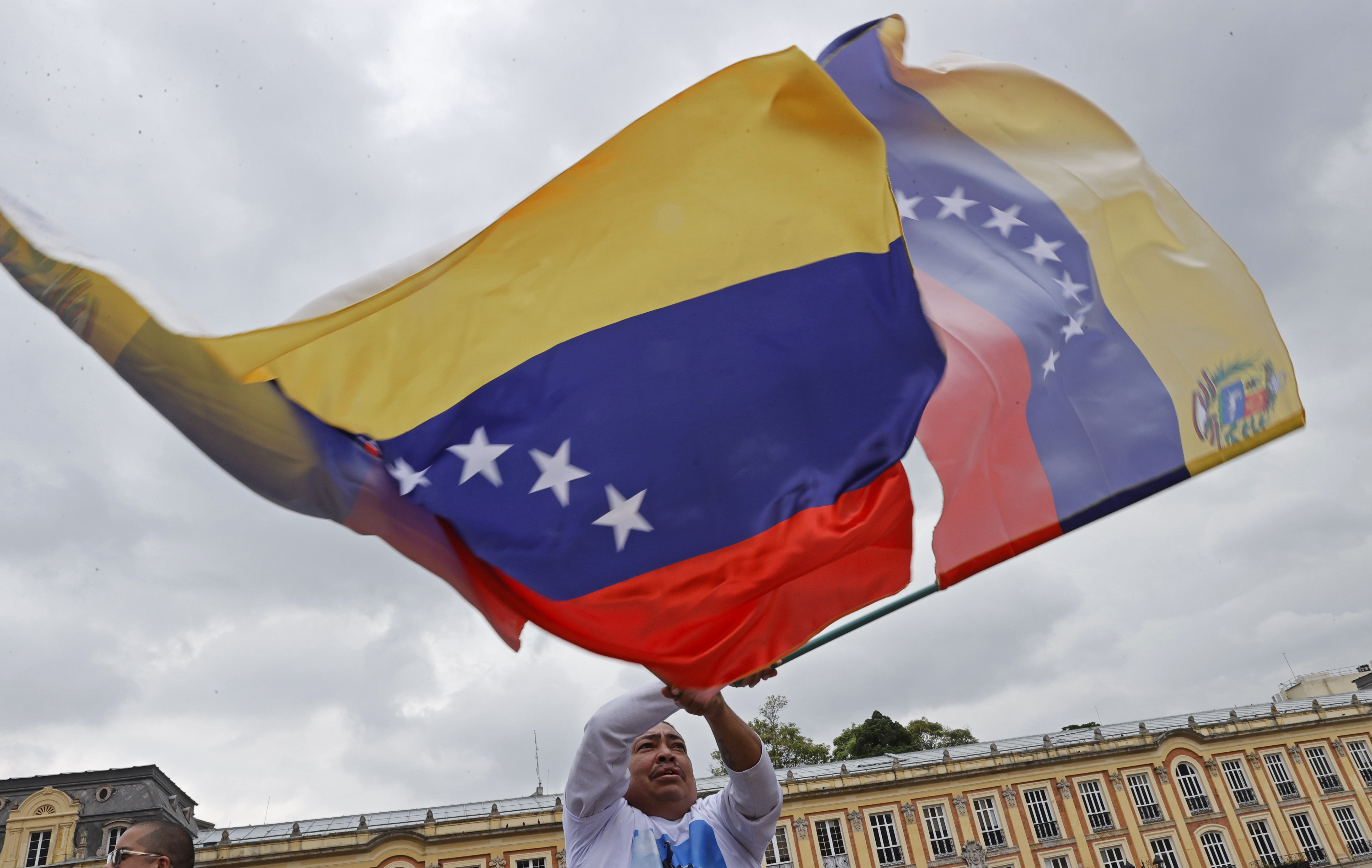 COL500. BOGOTÁ. (COLOMBIA), 28/09/2024.- Un hombre agita una bandera venezolana durante una protesta, este sábado en la Plaza de Bolívar en Bogotá (Colombia). Menos de un centenar de venezolanos se congregaron este sábado en la céntrica Plaza de Bolívar de Bogotá en una nueva convocatoria para protestar contra la proclamada victoria de Nicolás Maduro y a favor de Edmundo González, exiliado en España. EFE/Mauricio Dueñas Castañeda