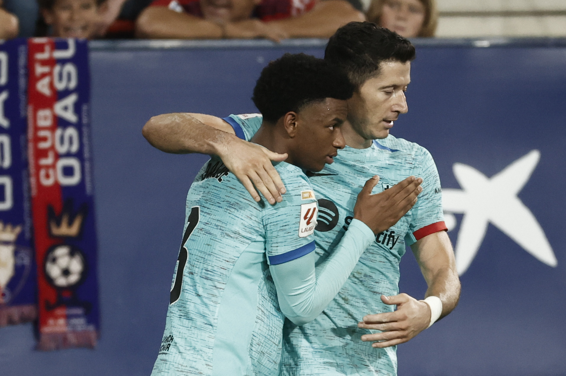 Barcelona sufre, pero gana y le sigue los pasos al Real Madrid