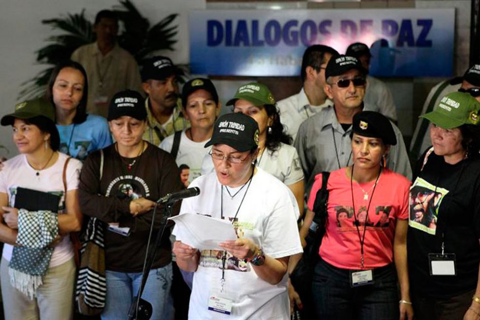 La guerrillera de las Farc, Viviana Hernández, lee un comunicado firmado por el Estado Mayor de esa organización, en el que denuncian el "chantaje" y "presiones" de la policía a familiares de guerrilleros.
