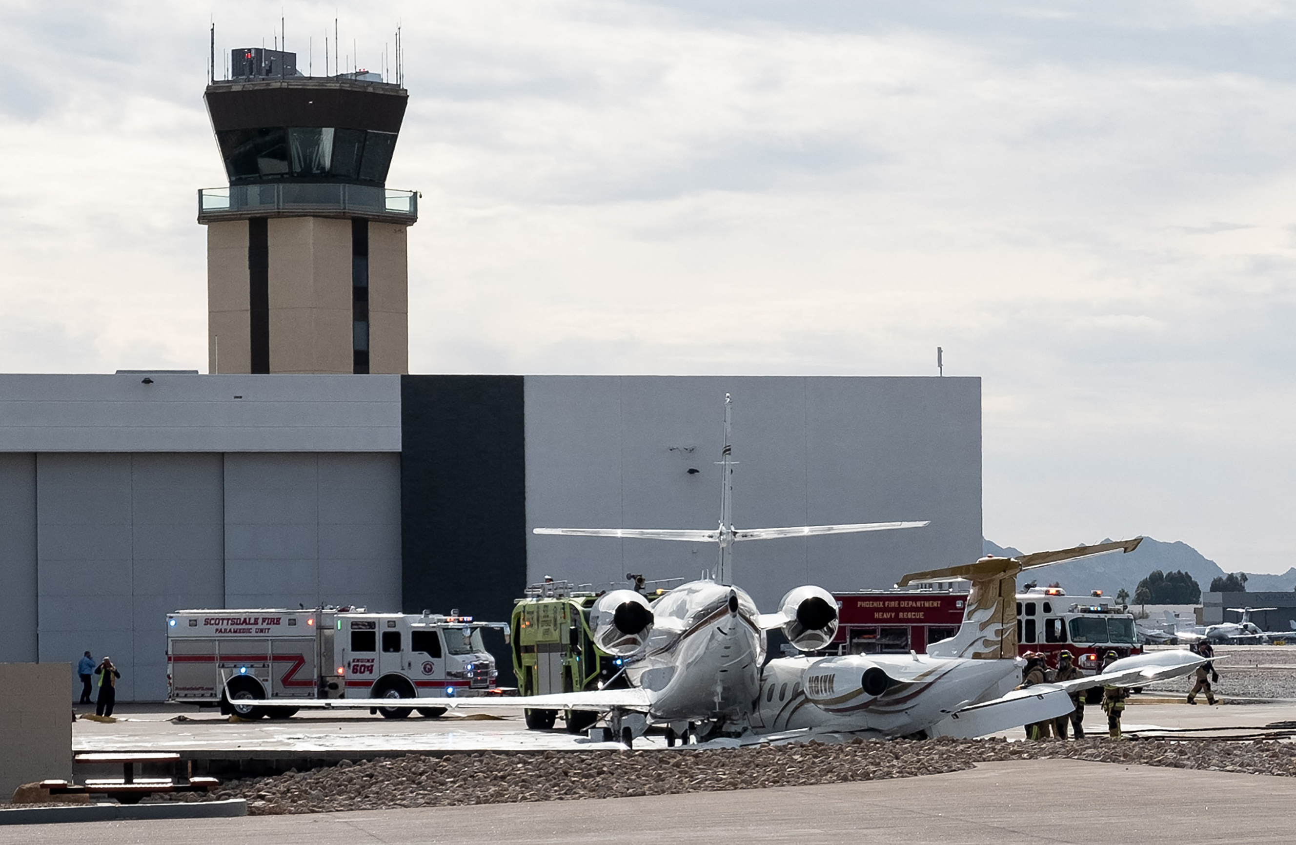 Esta imagen cortesía de @donniefitz2 vía Instagram muestra al equipo de rescate pesado del Departamento de Bomberos de Phoenix trabajando cerca de un Learjet 35A que se salió de la pista después de aterrizar y chocar contra un jet comercial Gulfstream 200 en la pista del Aeropuerto Municipal de Scottsdale en Arizona el 10 de febrero de 2025.