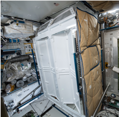 Los baños se instalan en una cabina similar a esta para guardar la privacidad de los astronautas.