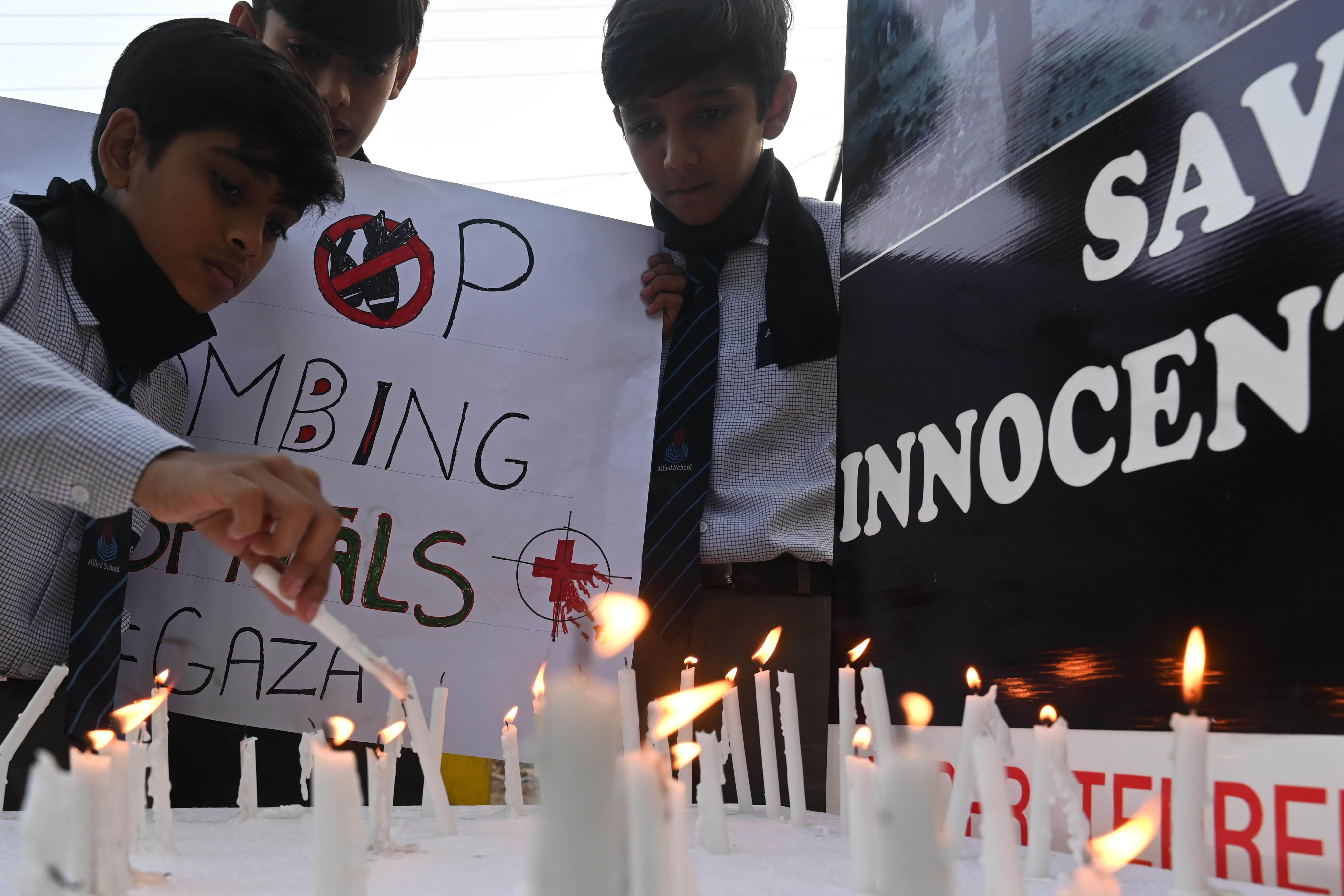 Lahore (Pakistan), 18/10/2023.- Children light candles during a vigil held in solidarity with the Palestinian people, following a strike on a hospital in the Gaza Strip, in Lahore, Pakistan, 18 October 2023. According to Palestinian authorities in Gaza hundreds of people have been killed in the explosion at a Gaza hospital on 17 October. Israel has denied responsibility and said a Palestinian Islamic Jihad (PIJ) rocket misfire caused the blast. (Protestas) EFE/EPA/RAHAT DAR