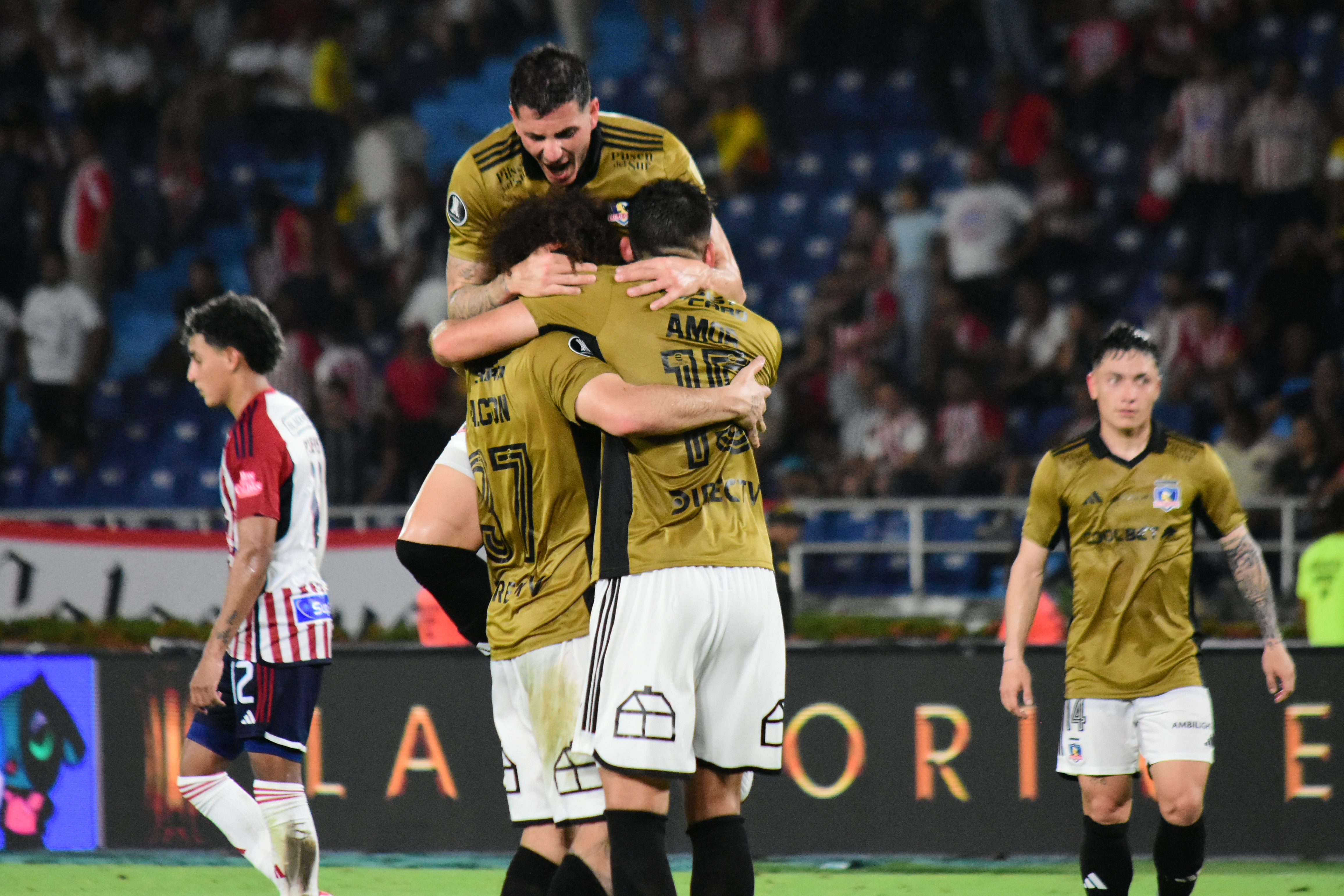 AMDEP4943. BARRANQUILLA (COLOMBIA), 20/08/2024.- Jugadores de Colo Colo celebra al final este martes, del partido de vuelta de los octavos de final de la Copa Libertadores entre Junior y Colo Colo en el estadio Metropolitano en Barranquilla (Colombia). EFE/ Aleidys Coll