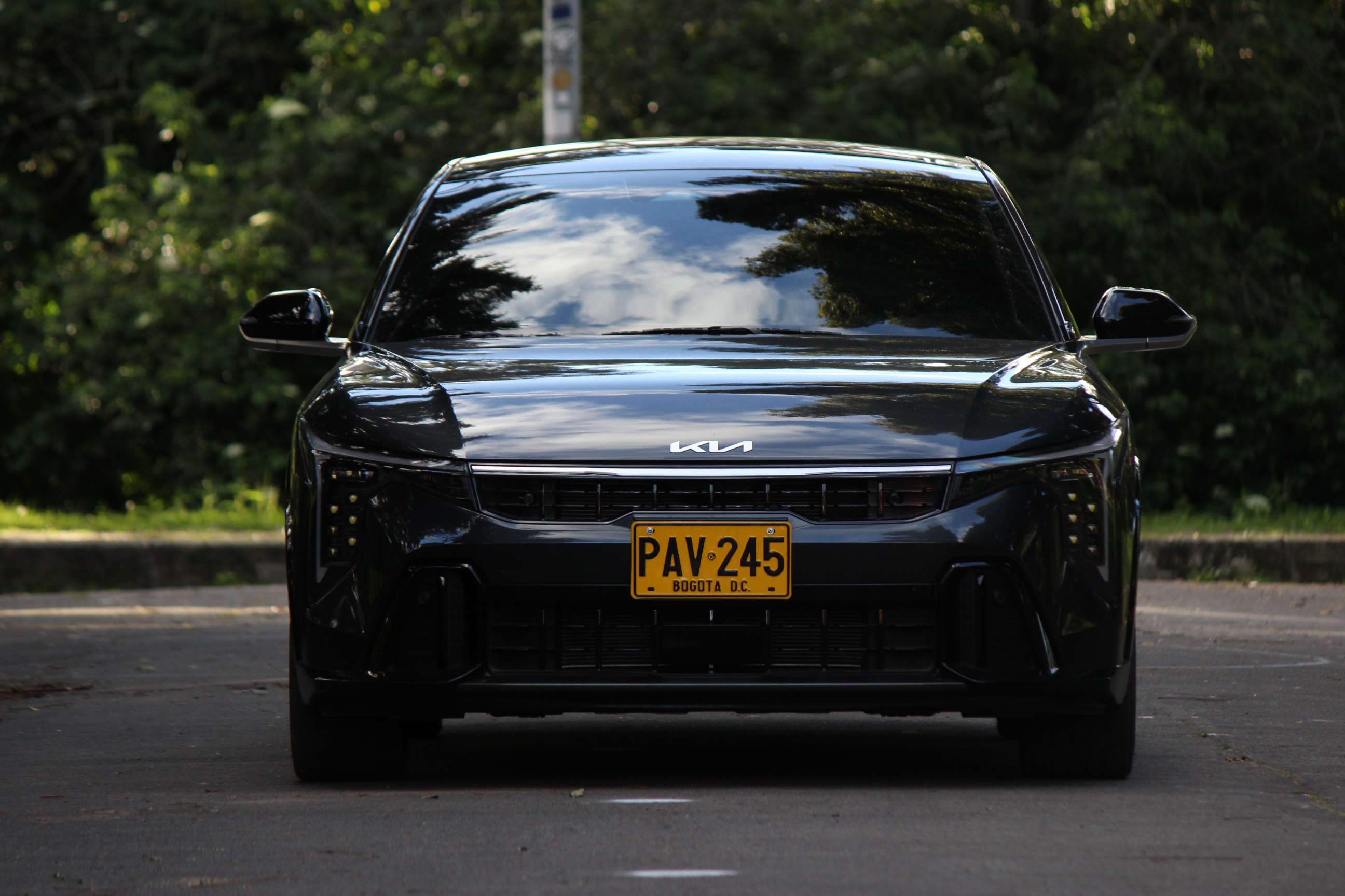 La parrilla frontal del Kia K4 que se vende en Colombia sigue la línea de diseño de los más recientes lanzamientos de la marca, adoptando la renovada parrilla tipo Tiger Nose.