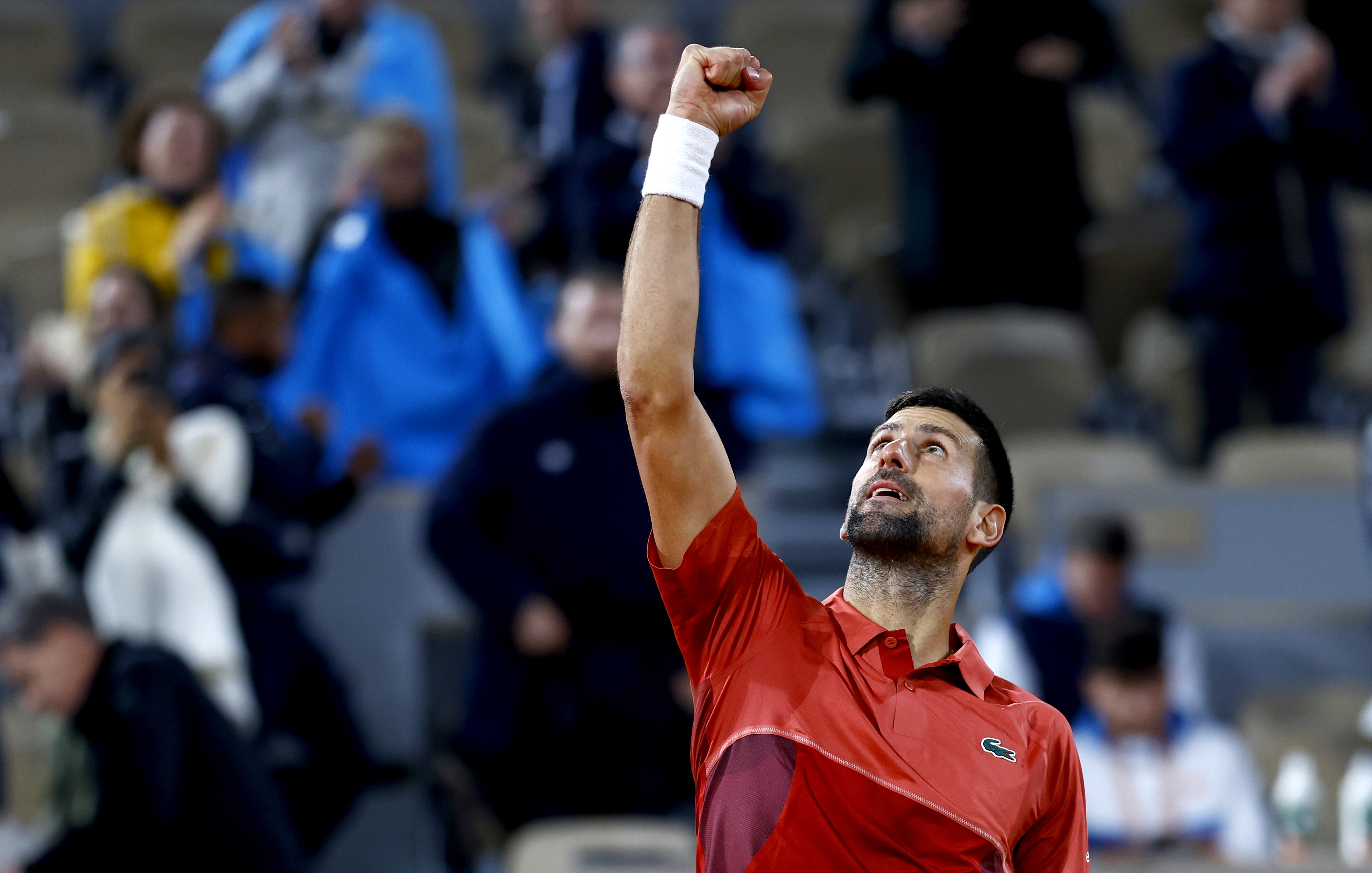 Djokovic arrancó con victoria la defensa de su título en Roland Garros: video