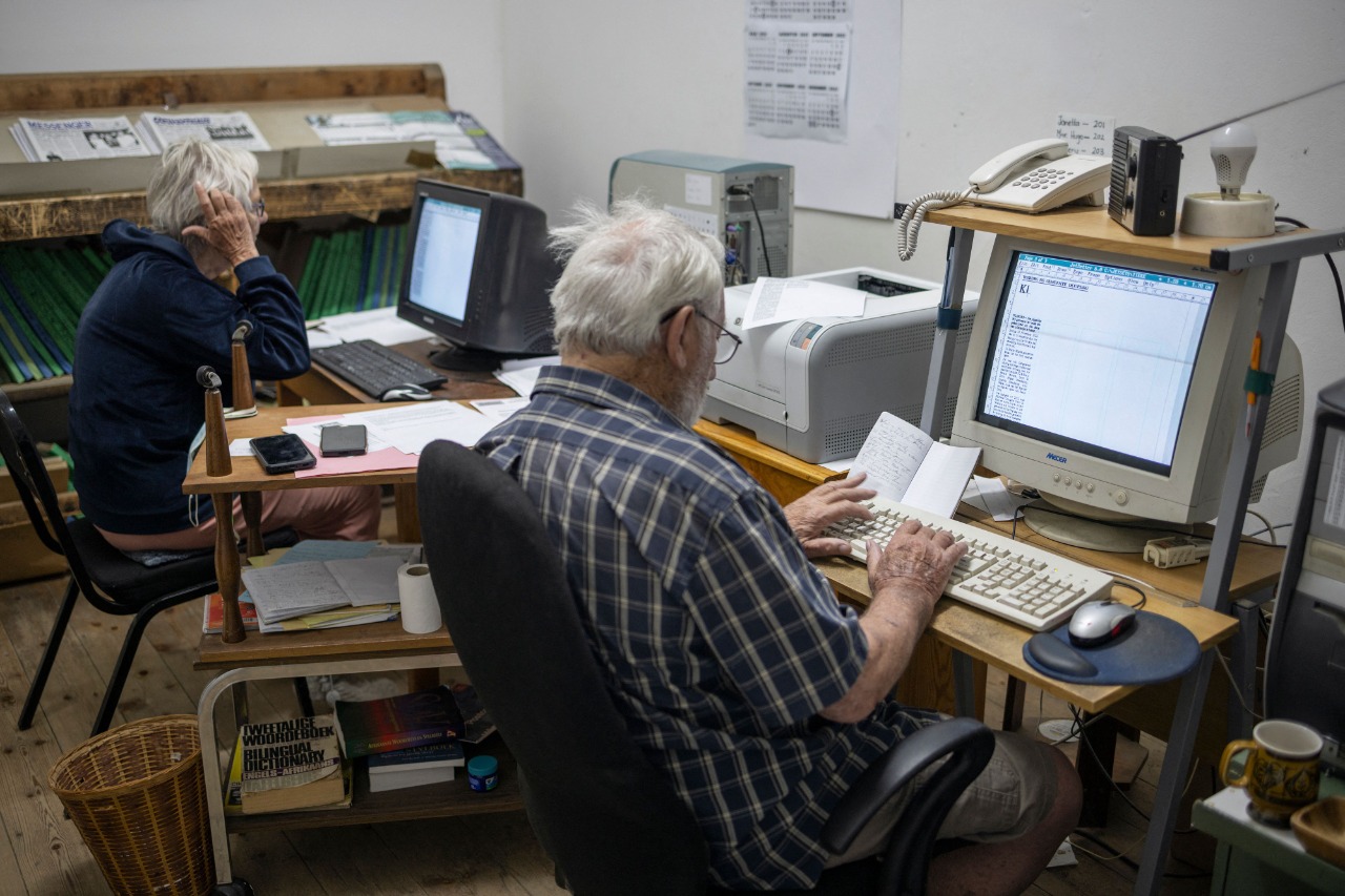 La redacción en la que trabaja Frans Hugo, un periodista de 90 años, emprende su recorrido semanal de 1.200 kilómetros por el desierto sudafricano del Karoo para repartir sus periódicos.