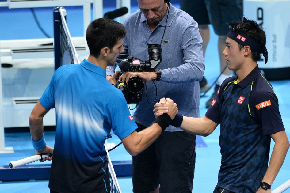 El serbio Novak Djokovic se saluda con el japonés Kei Nishikori tras el partido del Masters. / AFP