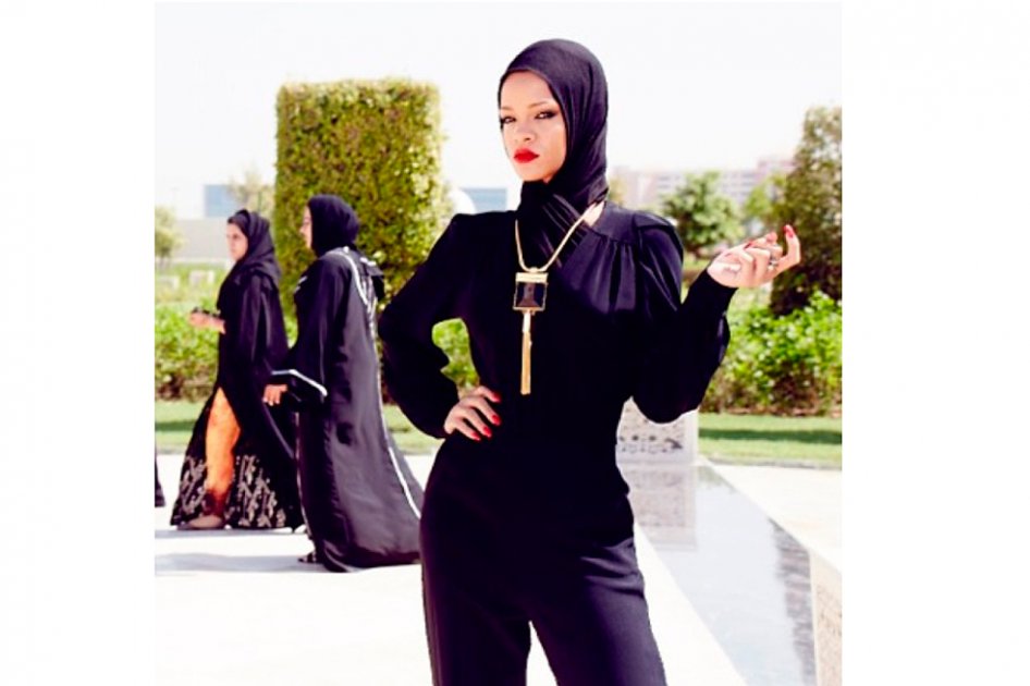 Rihanna, en problemas por fotos «inapropiadas» en mezquita de Abu Dhabi