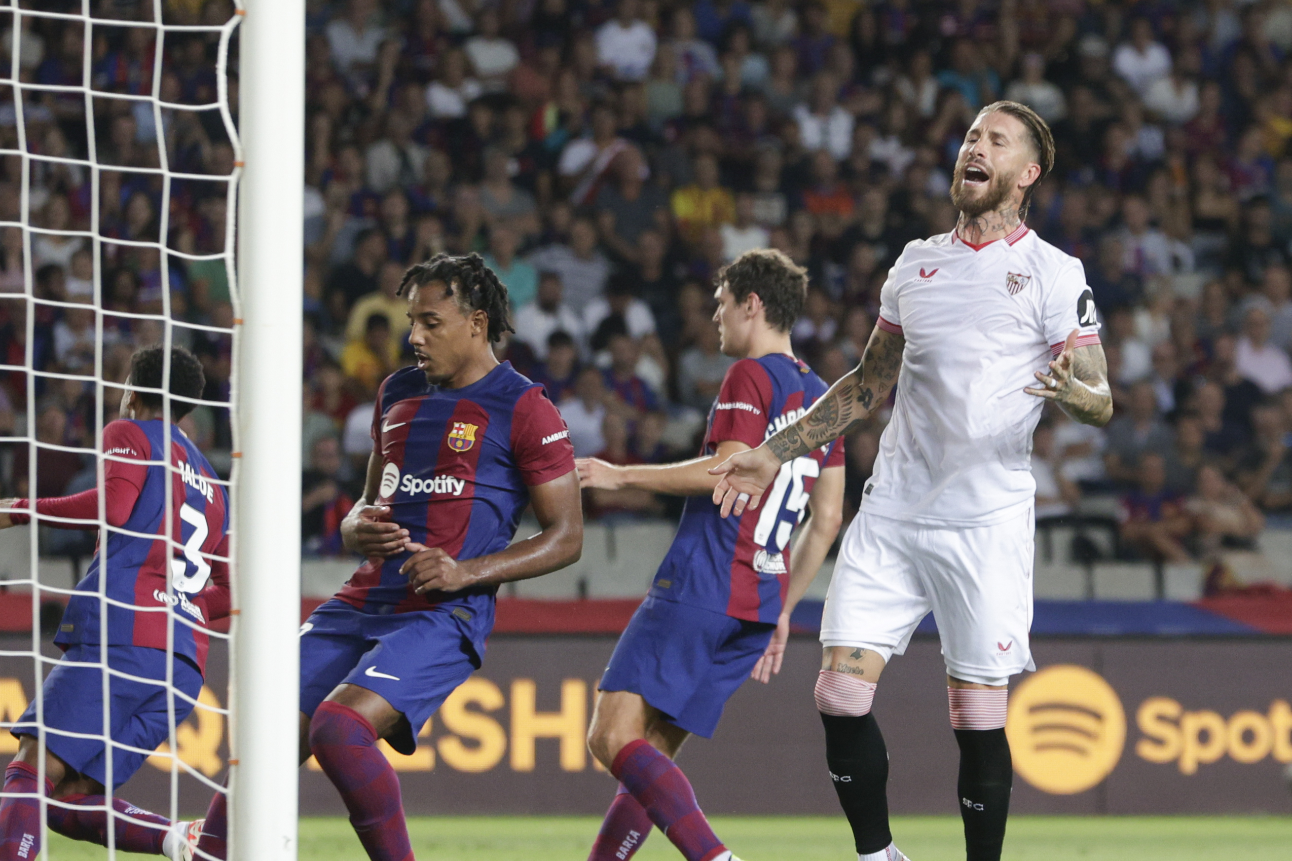 Barcelona, 29/09/2023.- El defensa del Servilla Sergio Ramos (d) se lamenta por una ocasión perdida durante el partido correspondiente a la jornada 8 de LaLiga EA Sports entre Barcelona Sevilla que se juega este viernes en el Estadio Olímpico de Barcelona. EFE/ Quique García