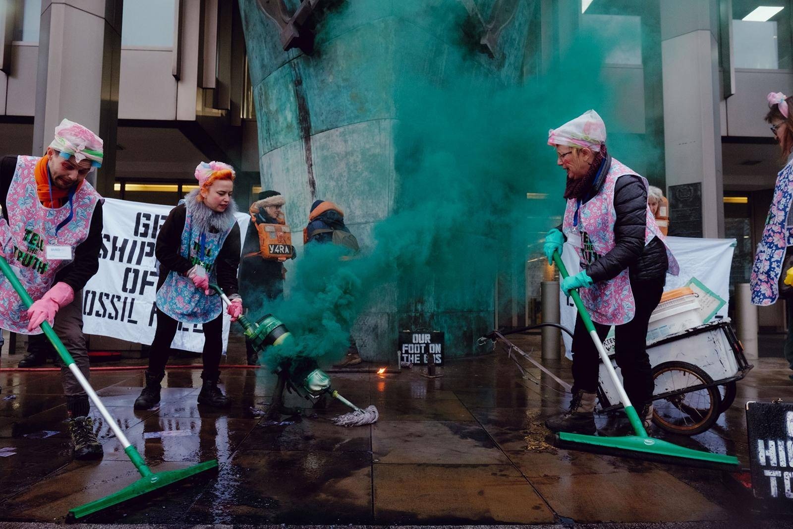 En su performance, The Ocean Rebellion también hizo referencia al greenwashing de algunas petroleras.