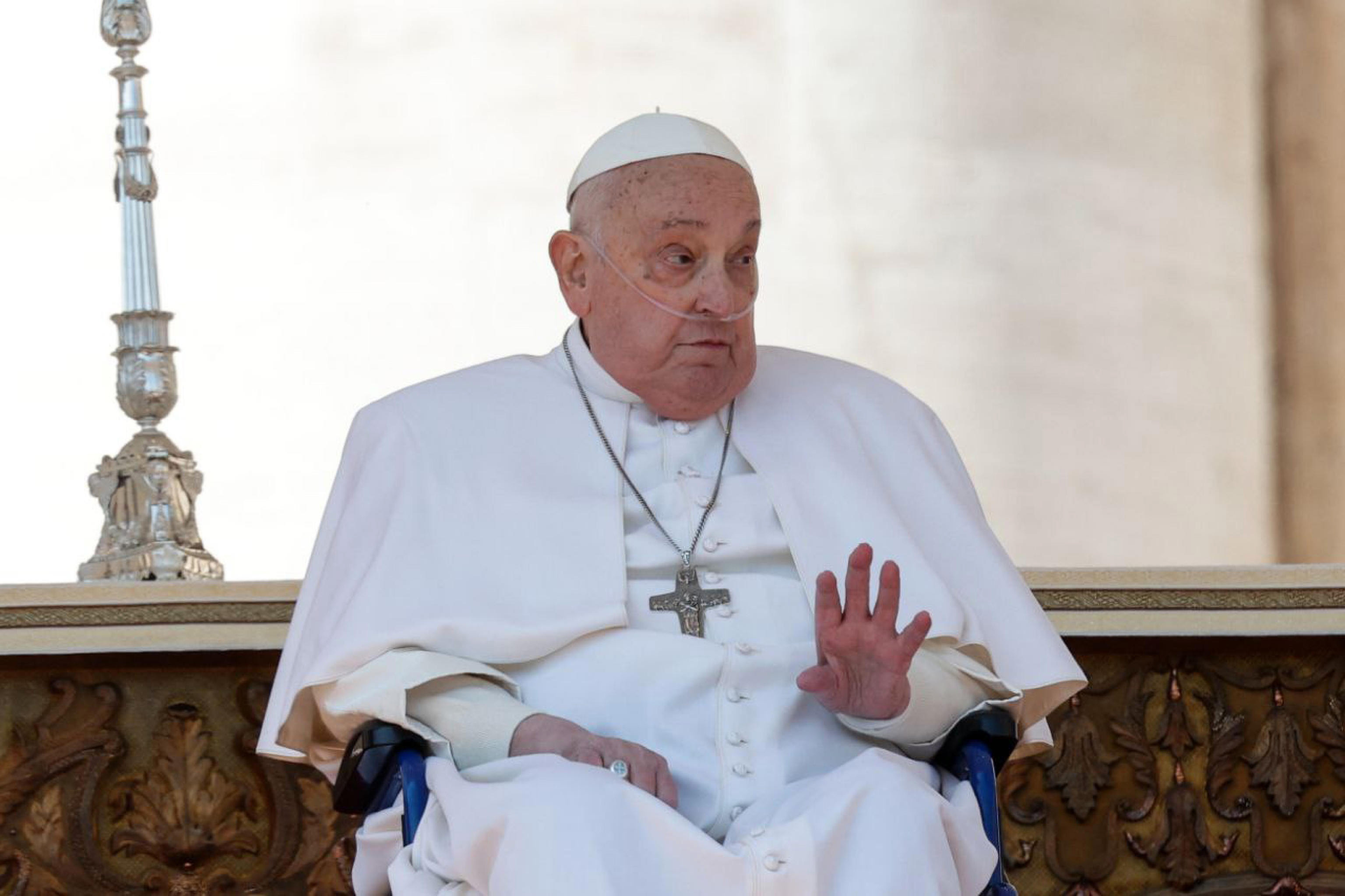 El papa Francisco sorprendió con una visita a la basílica de San Pedro