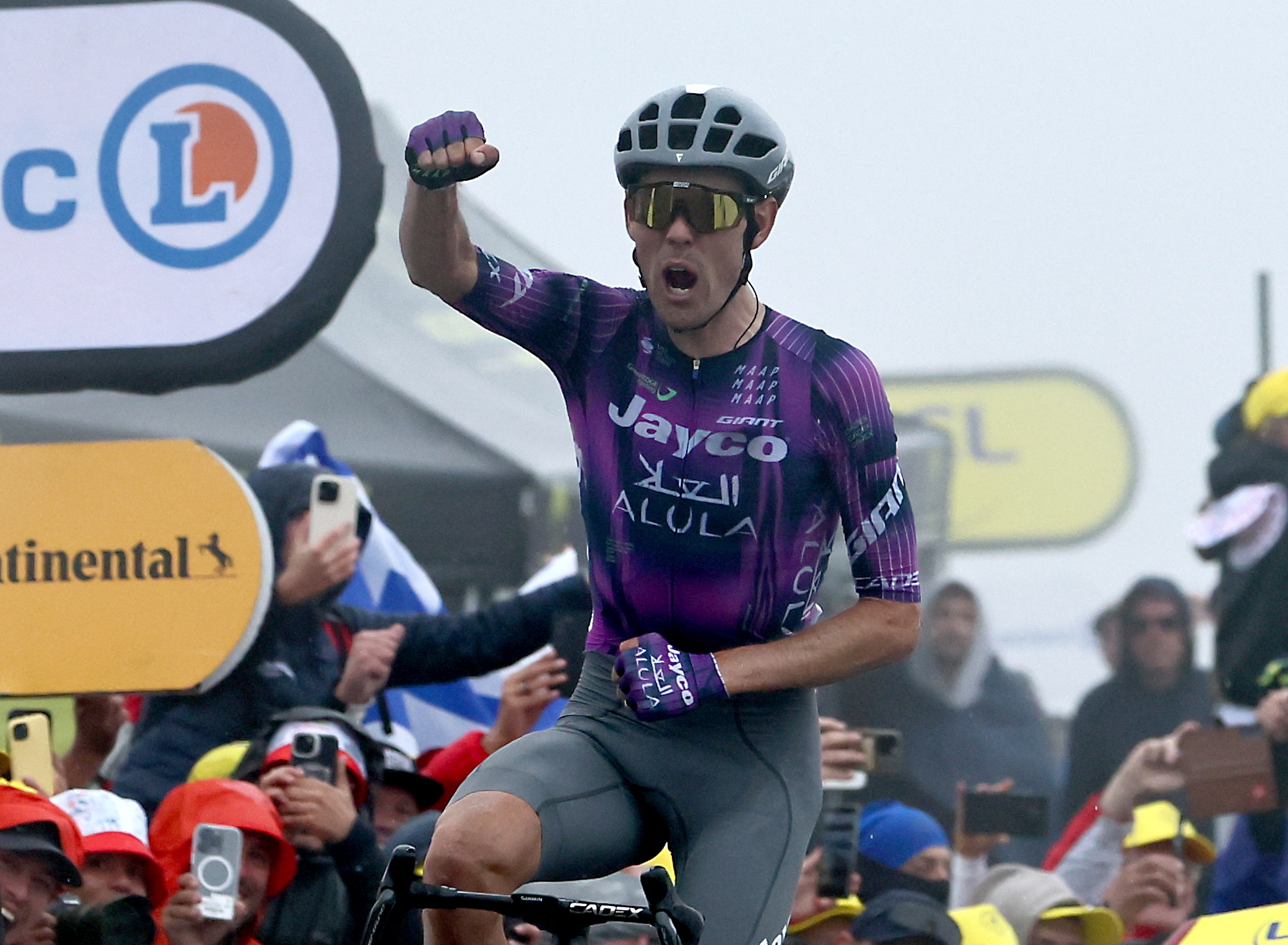 (France), 24/07/2025.- Australian rider Ben O'Connor of Team Jayco AlUla wins the 18th stage of the Tour de France cycling race over 171.5km from Vif to Col de la Loze, France, 24 July 2025. (Ciclismo, Francia) EFE/EPA/CHRISTOPHE PETIT TESSON