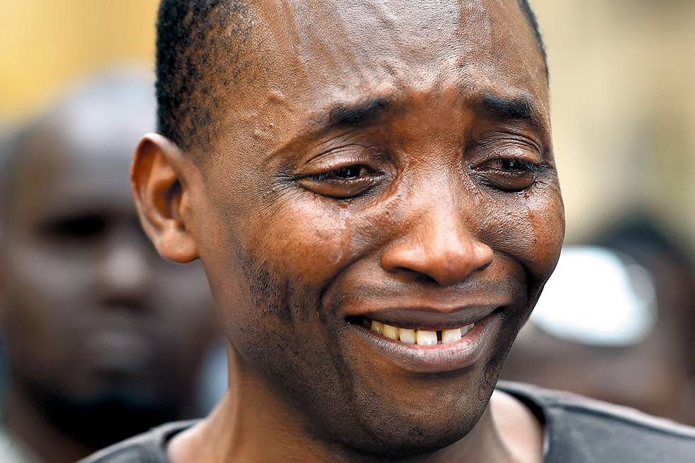 Aboubakar Soumahoro es activista de los derechos de los migrantes de Costa de Marfil. Llora durante una manifestación en Roma. / AFP