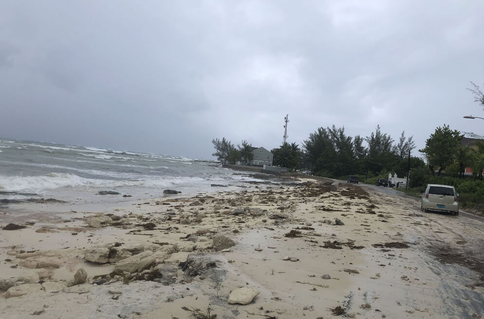 El poderoso huracán Dorian llegó a Bahamas y está golpeando con mucha fuerza