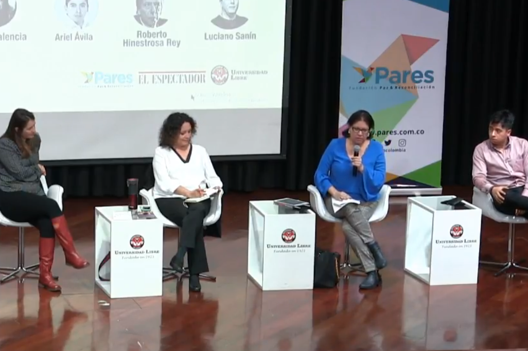 Las senadoras Paloma Valencia y Angélica Lozano, junto a Alejandra Barrios, directora de la MOE, y Ariel Ávila, subdirector PAES.