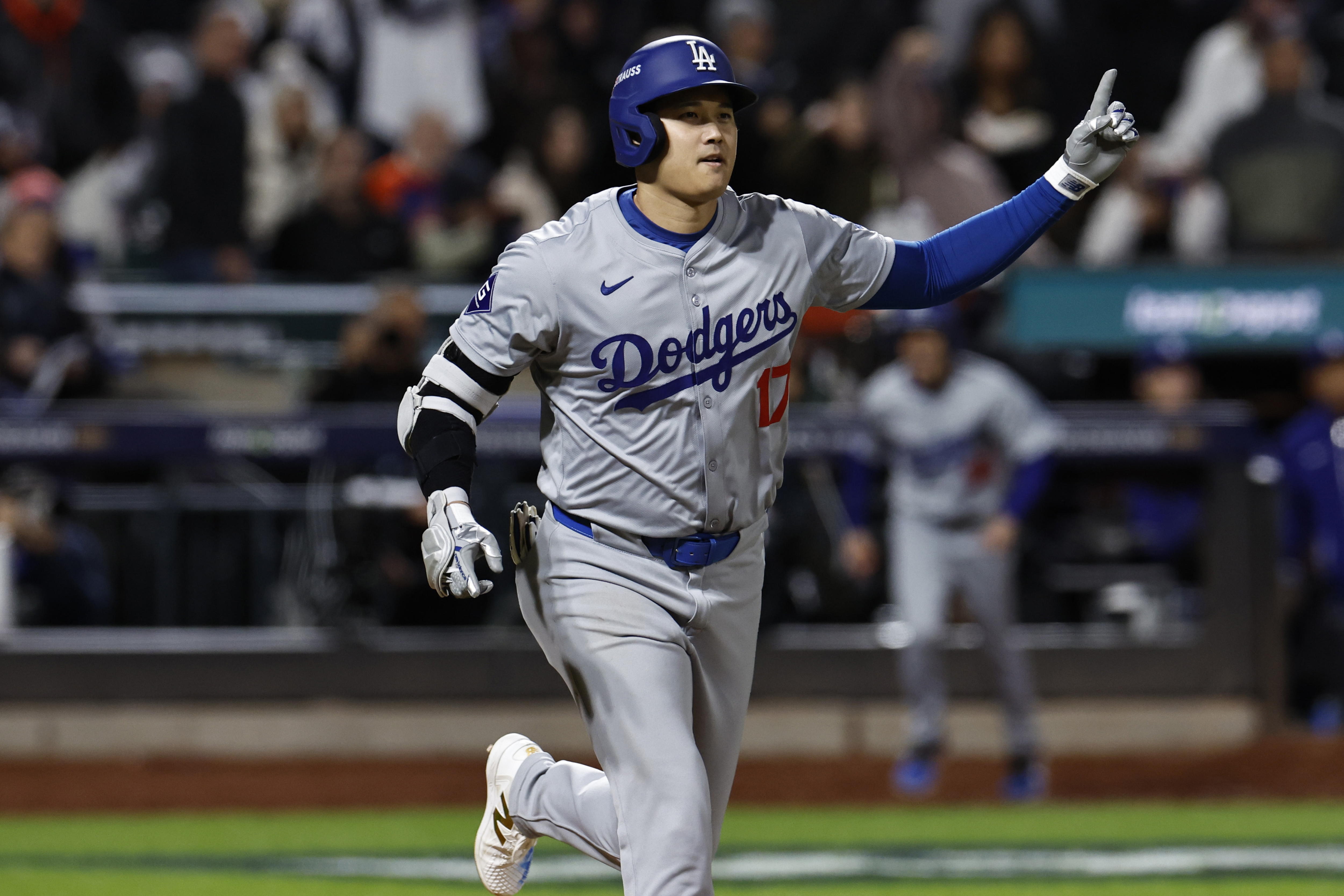 Ohtani jugará el tercer partido de la Serie Mundial tras susto por lesión
