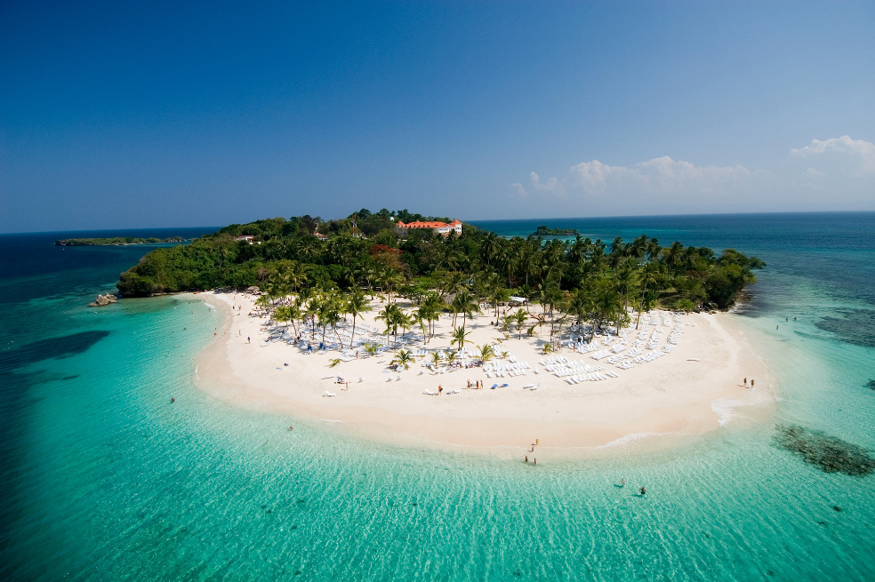 Cayo Levantado o Isla Bacardí, es una diminuta isla enclavada en Samaná, en el nordeste de la República Dominicana.