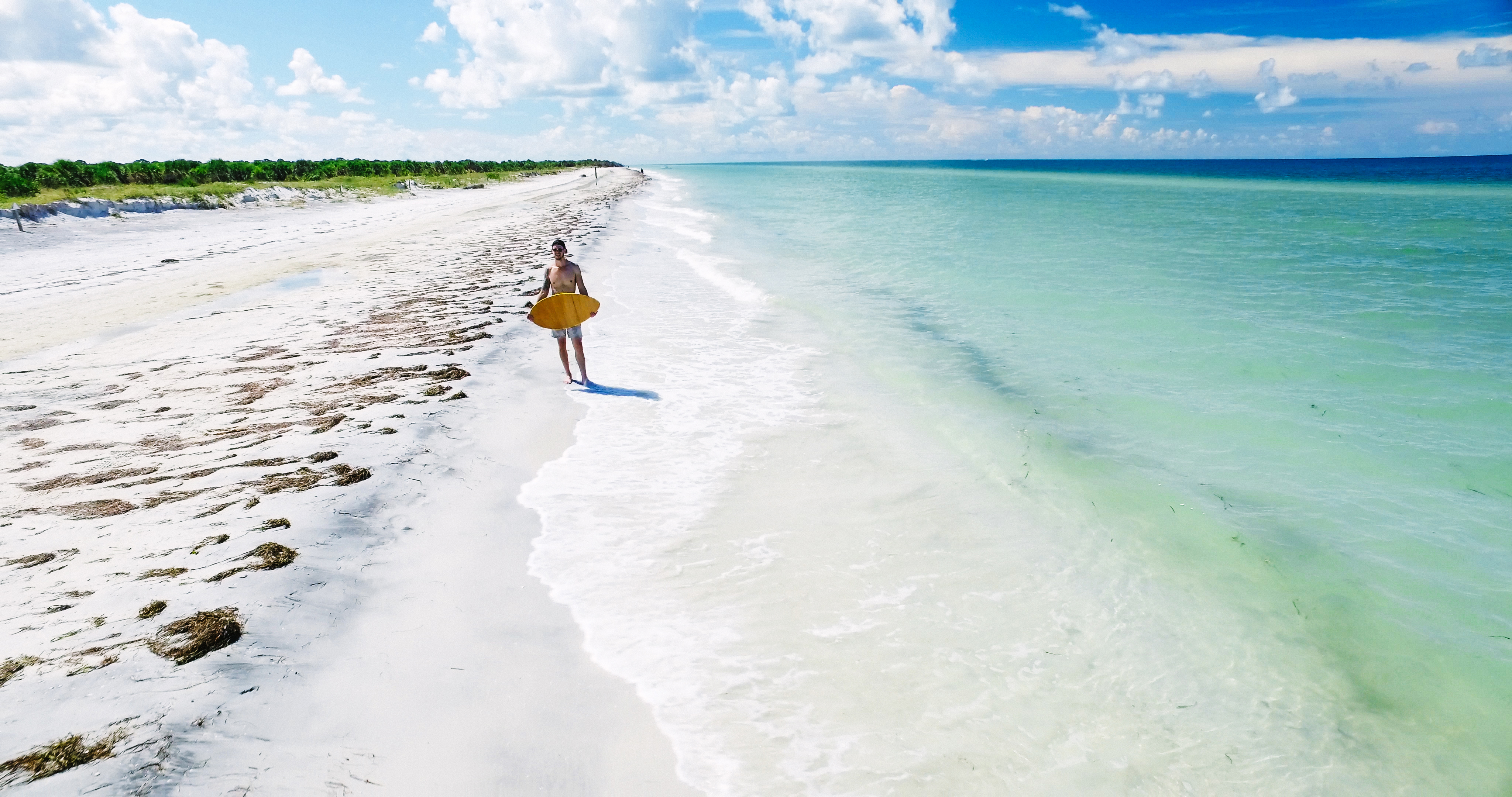 Turismo en Florida, EE. UU. Caladesi Island State Park es una isla casi virgen de Florida, conocida por sus playas de arena blanca, aguas cristalinas y su atmósfera de paz y tranquilidad.