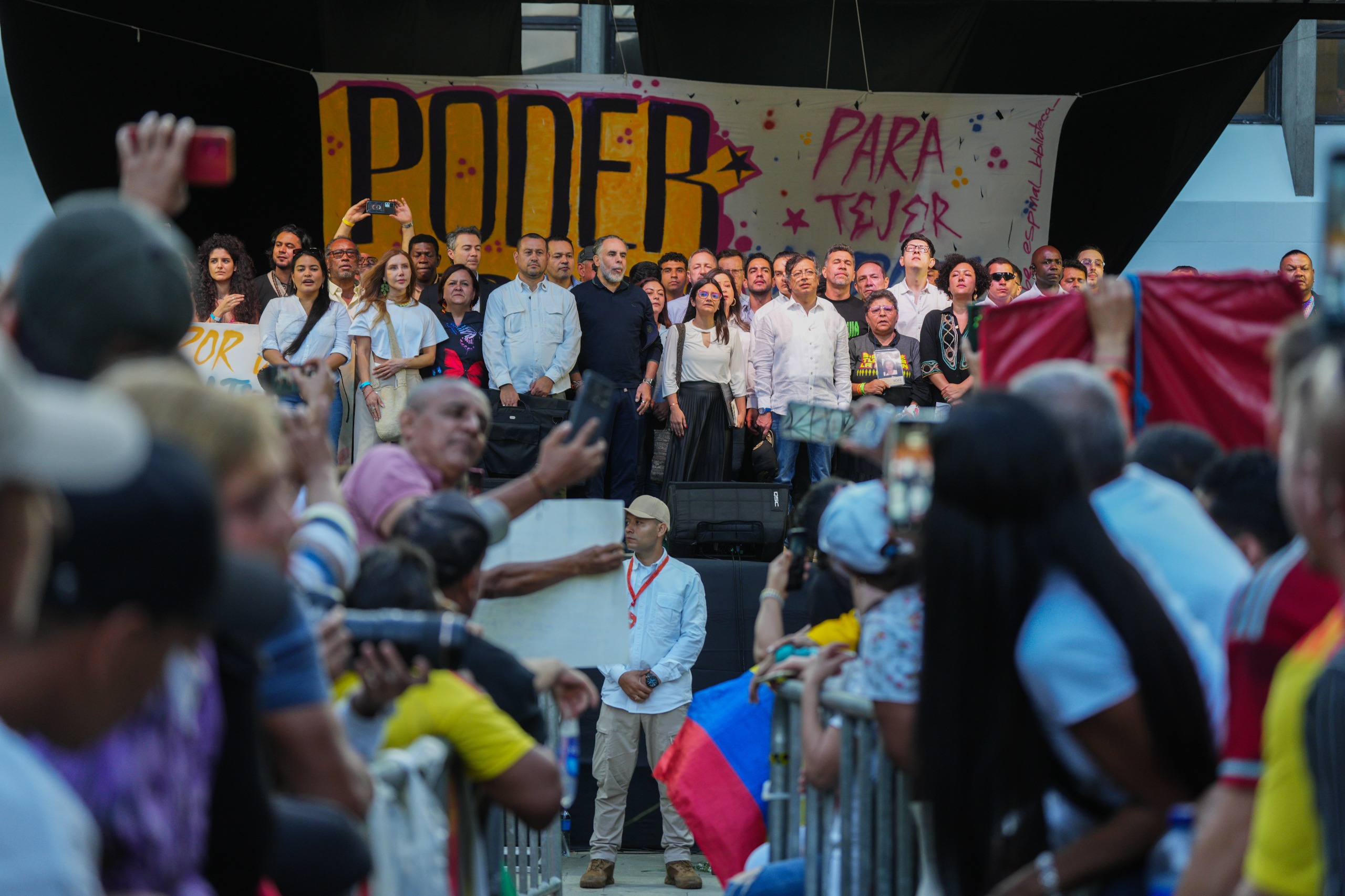 El presidente Gustavo Petro con la directora del DAPRE, Angie Rodríguez, el ministro del Interior, Armando Benedetti, y otros aliados en Medellín.