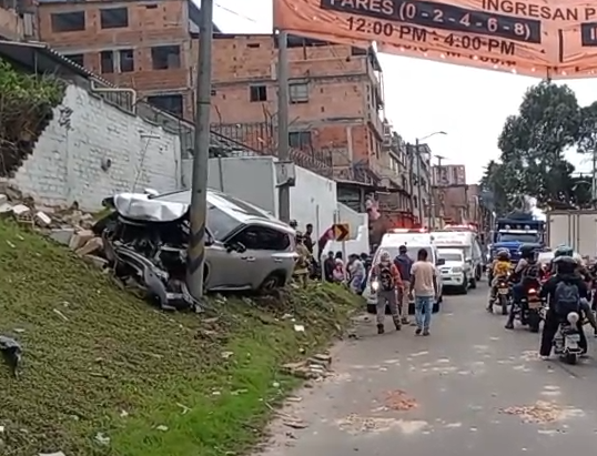 Movilidad 13 de enero: camioneta se estrelló contra un poste en la carrera Séptima