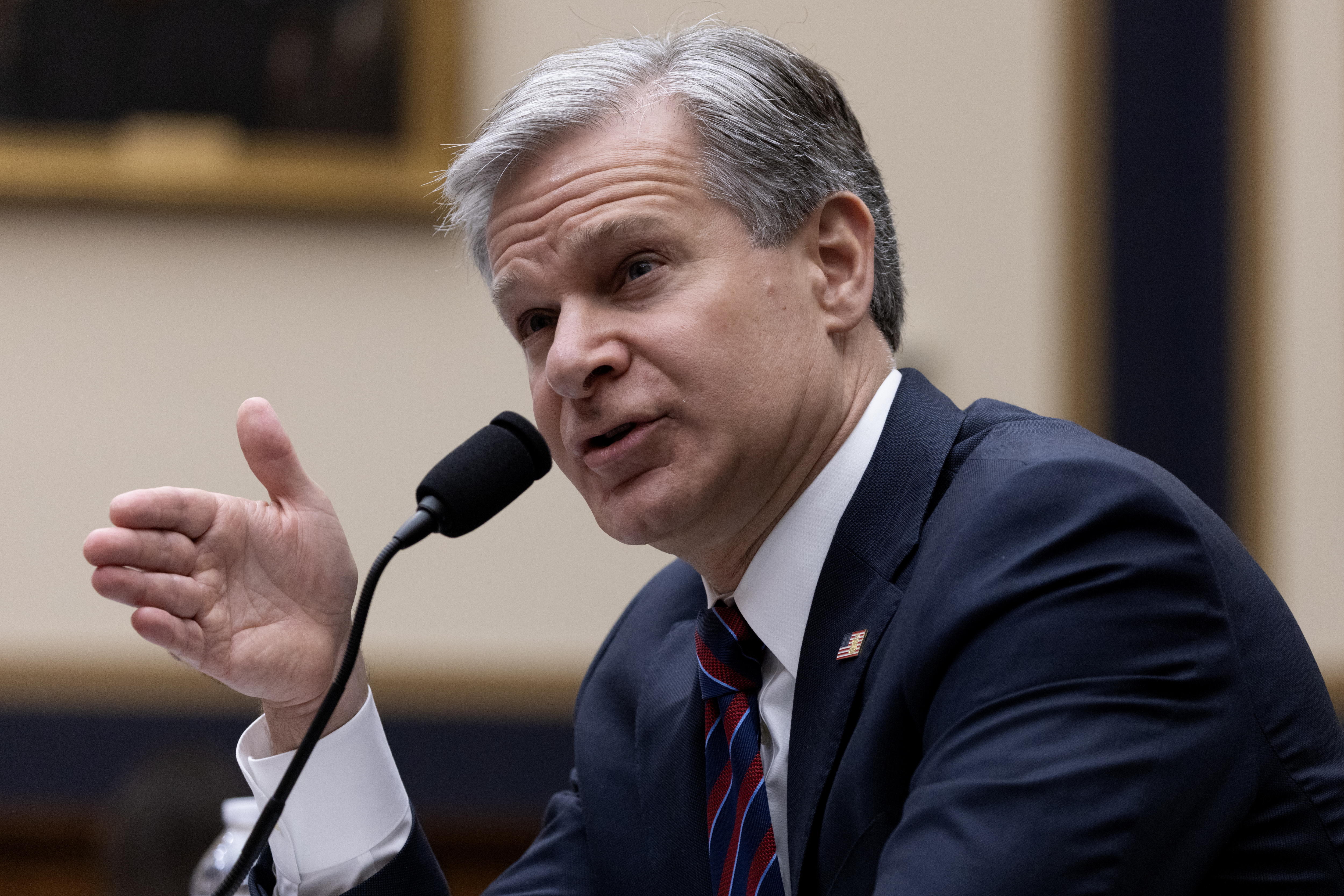 El director del FBI, Christopher Wray, renunció y Donald Trump celebró la decisión