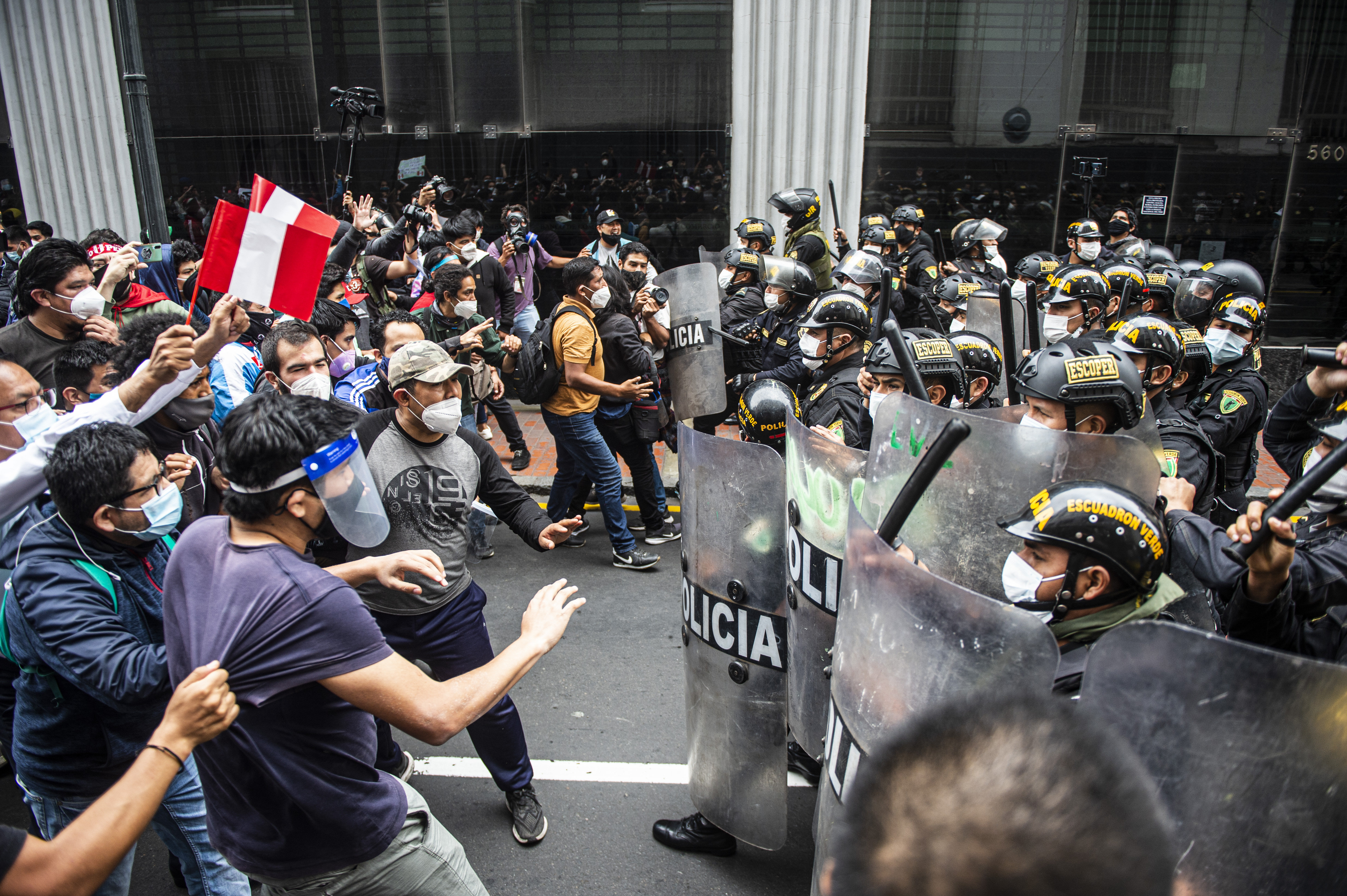 Perú: 30 detenidos y algunos heridos en protestas contra la destitución de Vizcarra
