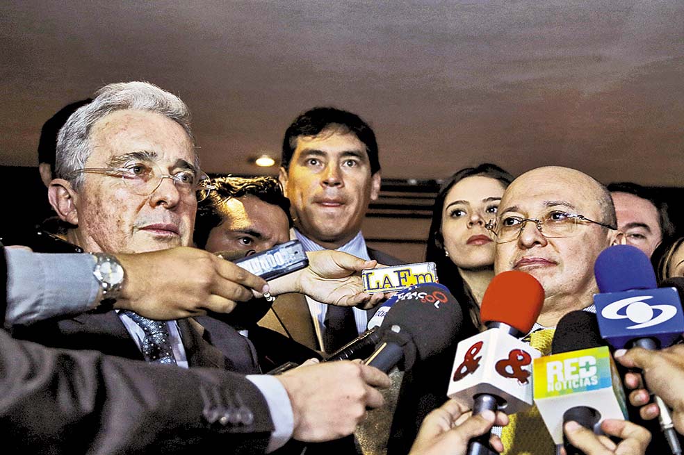 El senador Álvaro Uribe y el fiscal Eduardo Montealegre dan declaraciones a los medios tras su reunión del jueves pasado.   / Mauricio Alvarado - Colprensa