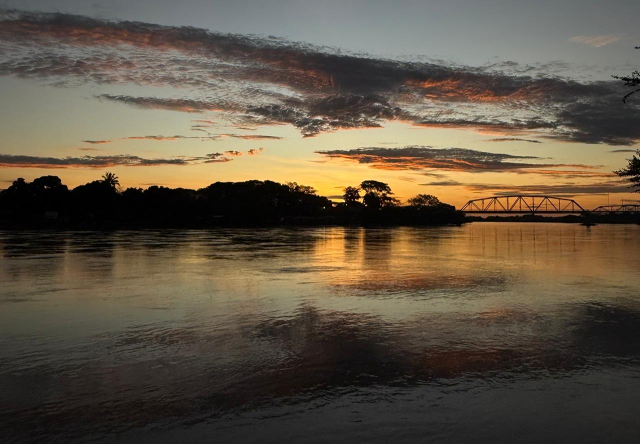 Un amanecer en Arauca a la orilla del río como muestra de la identidad llanera.