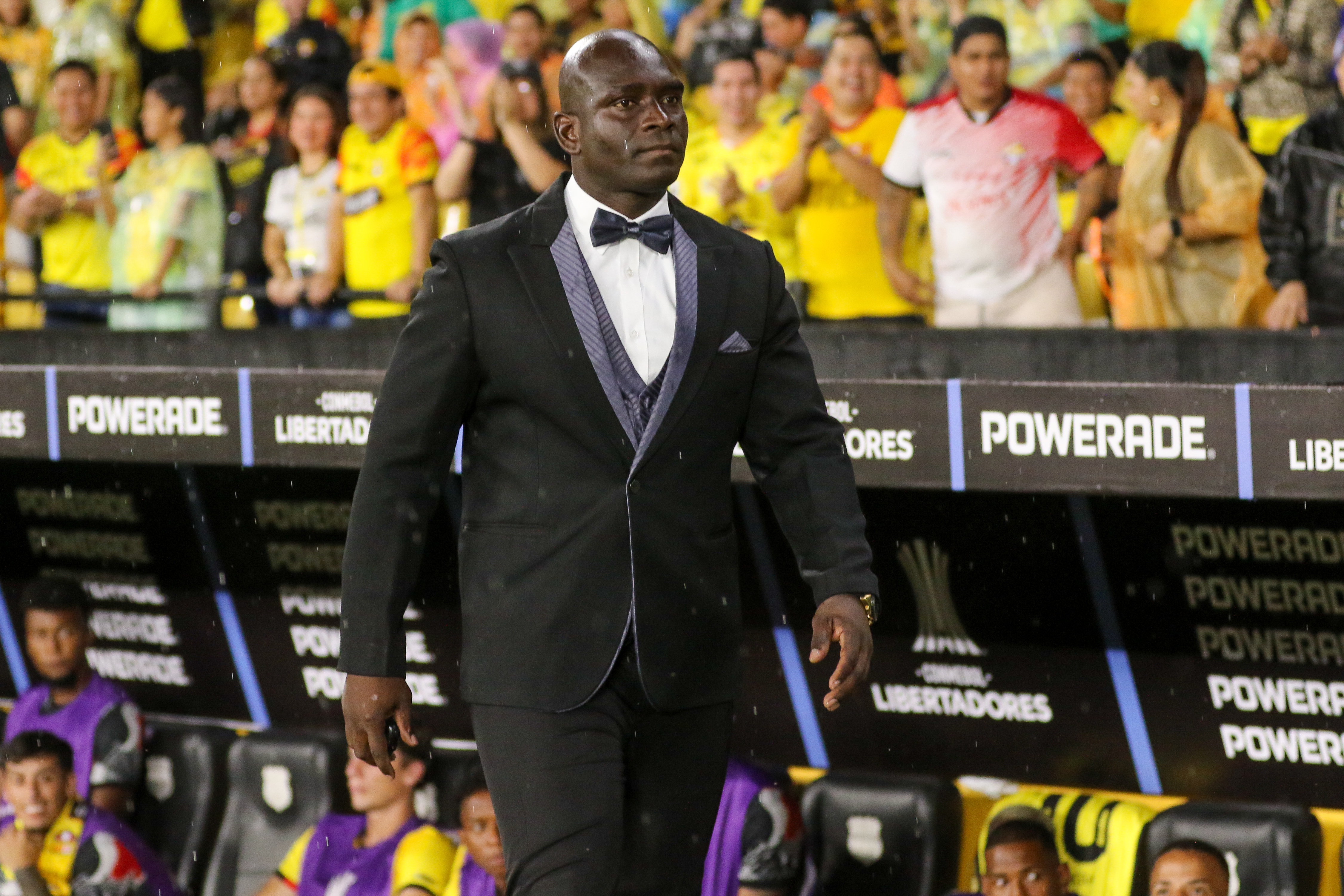 AME4595. GUAYAQUIL (ECUADOR), 01/04/2025.- Segundo Castillo, entrenador de Barcelona, dirige este martes, en un partido de la fase de grupos de la Copa Libertadores entre Barcelona e Independiente del Valle, en el estadio Monumental, en Guayaquil (Ecuador). EFE/ Jonathan Miranda