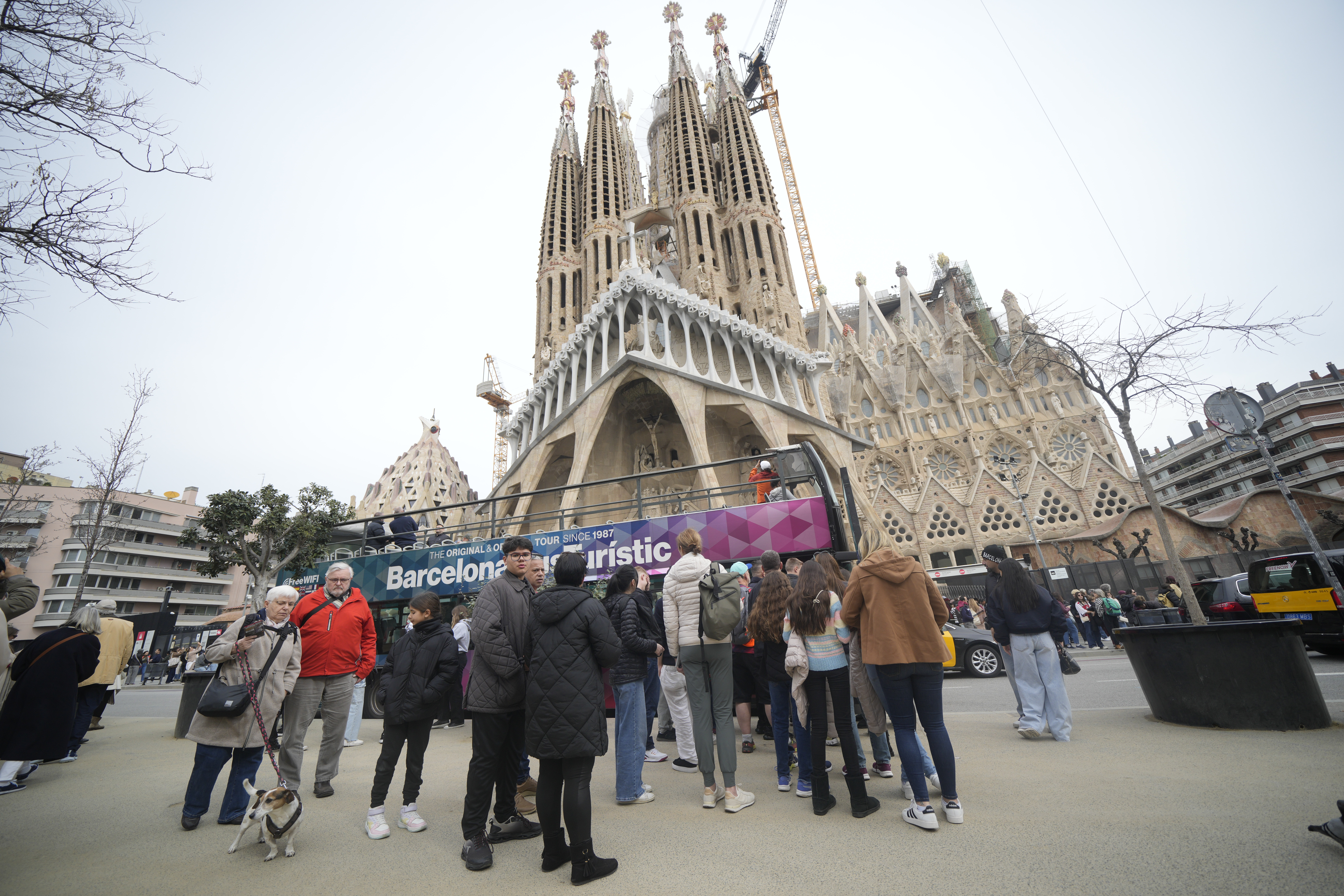 La Sagrada Familia completó su altura máxima al colocar la cruz de la torre central