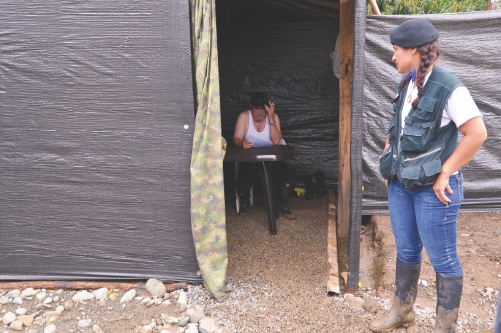 Rodrigo Londoño Echeverri, entonces máximo comandante de las Farc, en el interior de su cambuche en la entonces zona veredal de Mesetas, Meta, ultimando los detalles del discurso que dio en el acto final de dejación de armas, el 27 de junio de 2017.  / Fotos Ómar Nieto Remolina - OACP