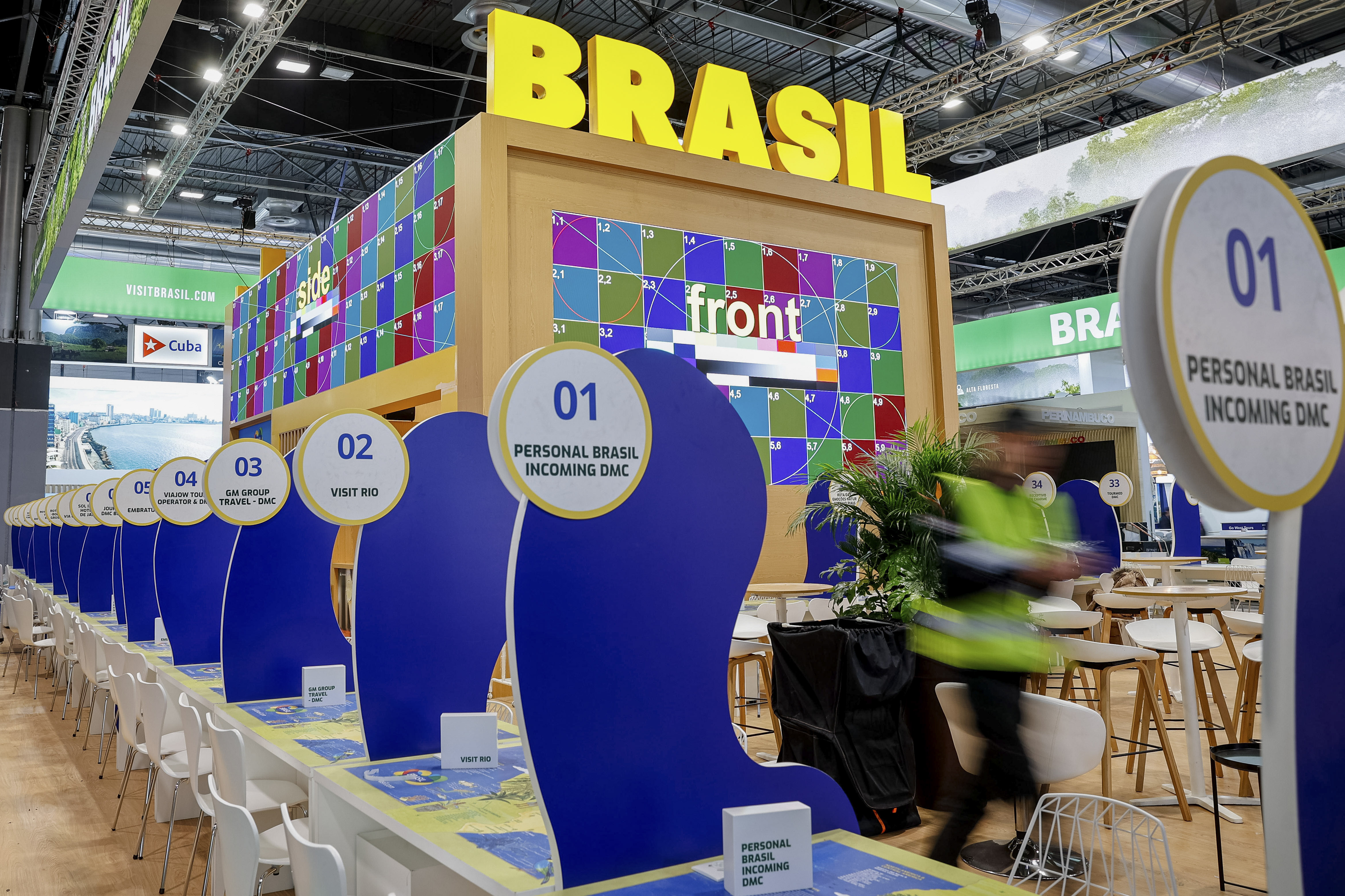 MADRID, 21/01/2025.- Operarios trabajan en el montaje de la próxima edición de Fitur, este lunes, en IFEMA, en Madrid, este martes. La edición número 45 de Fitur, una de las ferias más importantes del mundo, comienza este miércoles en Madrid en un clima muy positivo en el turismo, que ha superado la pandemia con creces y marca récords, aunque con debates abiertos como la sostenibilidad del crecimiento, la masificación de determinados destinos o la regulación de los alojamientos turísticos. EFE/ Daniel González