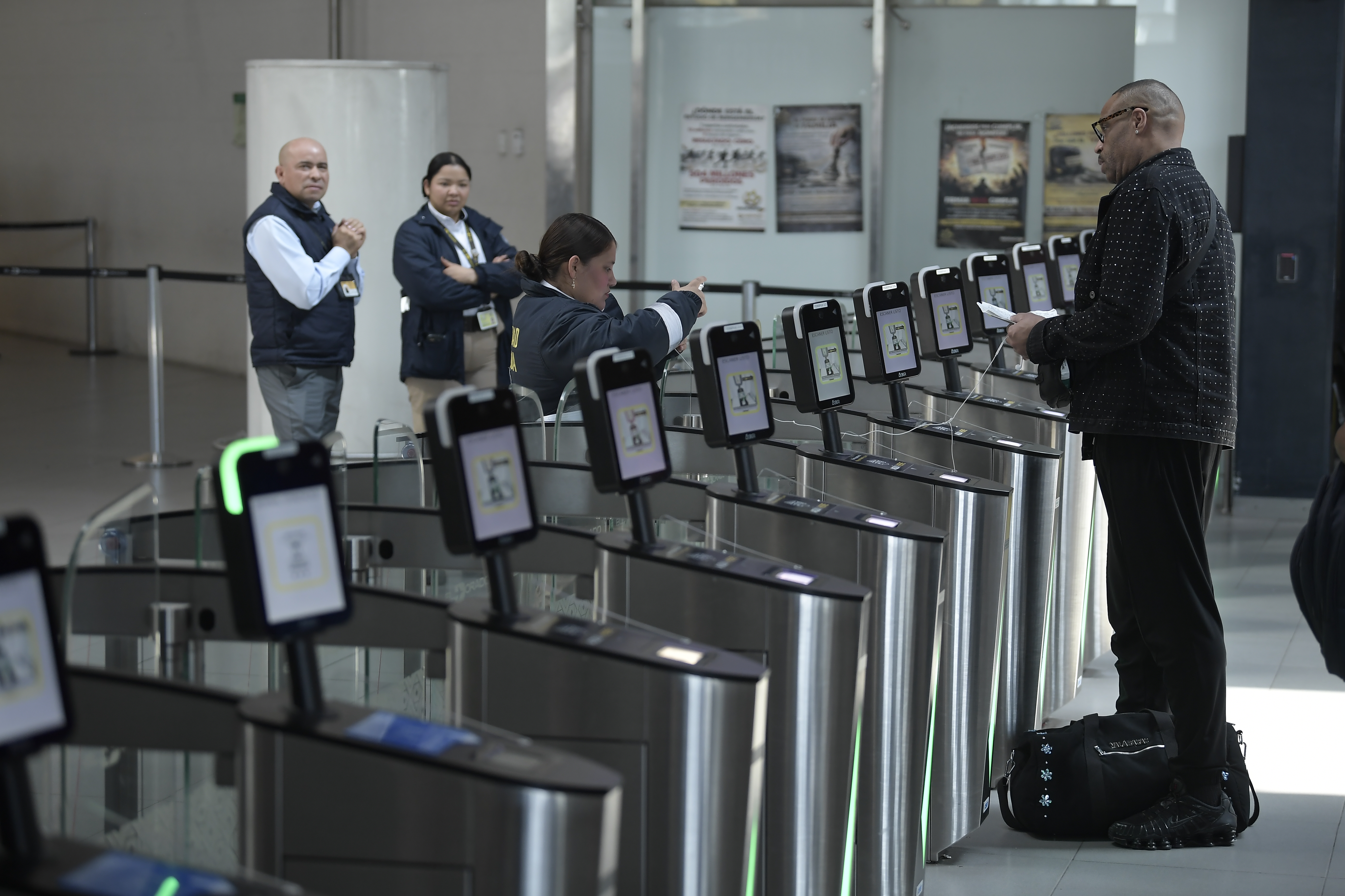 Falla en sistema de control del aeropuerto El Dorado provoca demoras: se activa contingencia