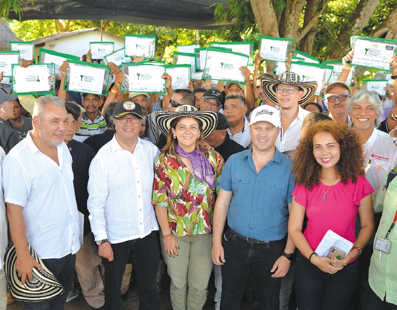 El presidente Gustavo Petro durante una entrega de tierras en Sucre, acompañado por la ministra de Agricultura, Jhenifer Mojica (centro), y el director de la ANT, Gerardo Vega (izquierda).