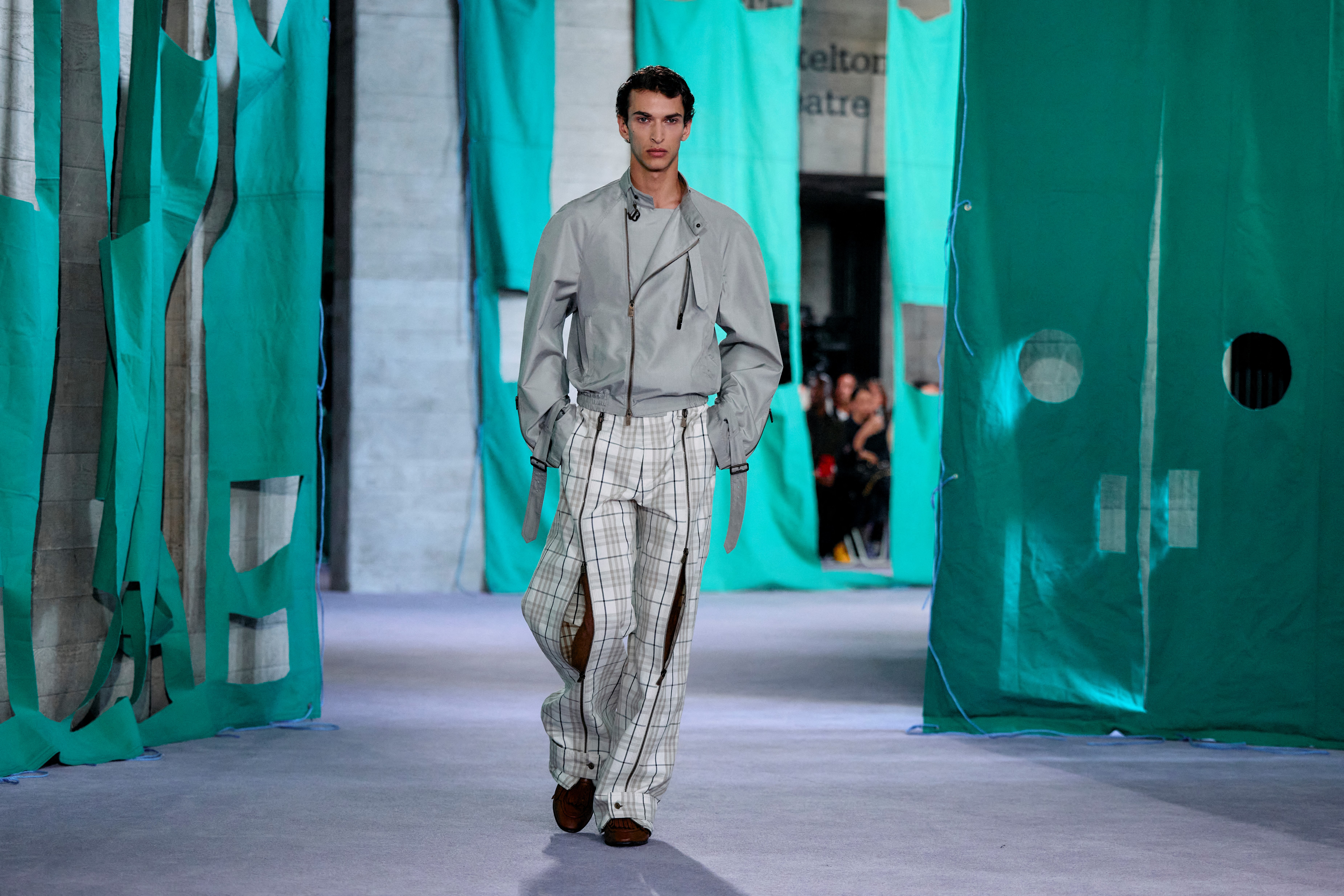 Burberry y su toque callejero a la gabardina en la Semana de la Moda de Londres