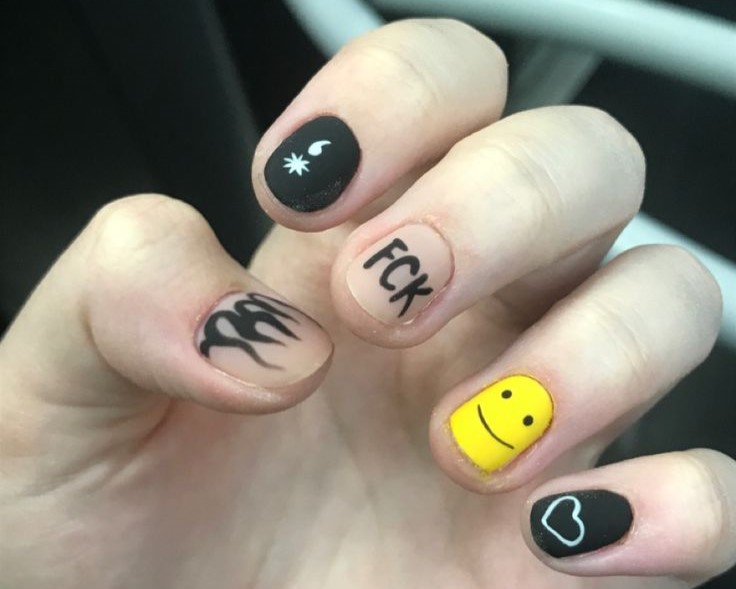 Puedes optar por una capa de esmalte transparente que añade un brillo saludable a tus uñas y pintar diseños de dibujos simples en ellas