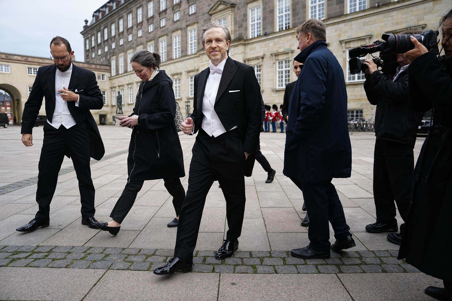 Copenhagen (Denmark), 05/11/2025.- The newly-appointed United States ambassador to Denmark Ken Howery (C) meets the press after an audience with Danish King Frederik at Christiansborg Palace, in Copenhagen, Denmark, 05 November 2025. (Dinamarca, Estados Unidos, Copenhague) EFE/EPA/MADS CLAUS RASMUSSEN DENMARK OUT