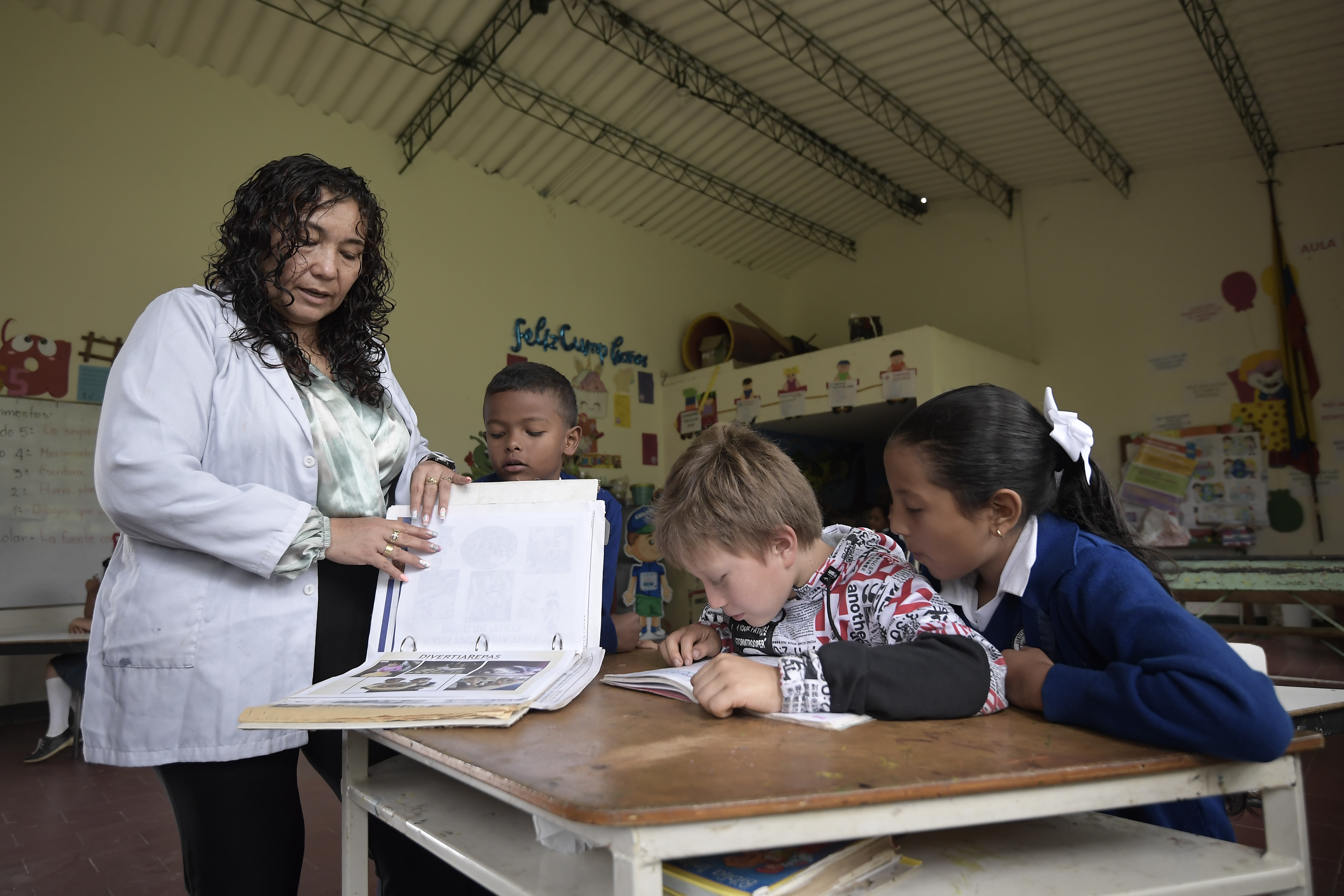 Estudiantes de esta escuela en Chinavita, Boyacá, han implementado una huerta colectiva como parte de su proceso educativo, integrando el cultivo y la cosecha de alimentos locales. Su metodología incluye un diario de reflexiones artísticas y literarias.
