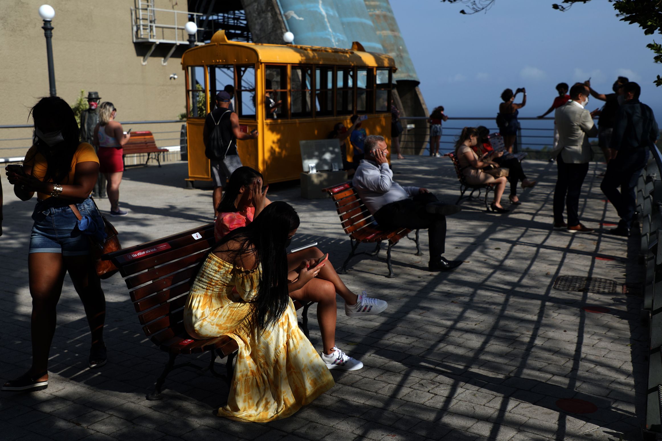 Sin perspectiva clara sobre cuándo estará disponible una vacuna contra el virus, la Alcaldía anunció que está diseñando un nuevo formato para la tradicional fiesta de fin de año, que normalmente atrae a millones de personas a la playa de Copacabana para ver el show de fuegos artificiales.