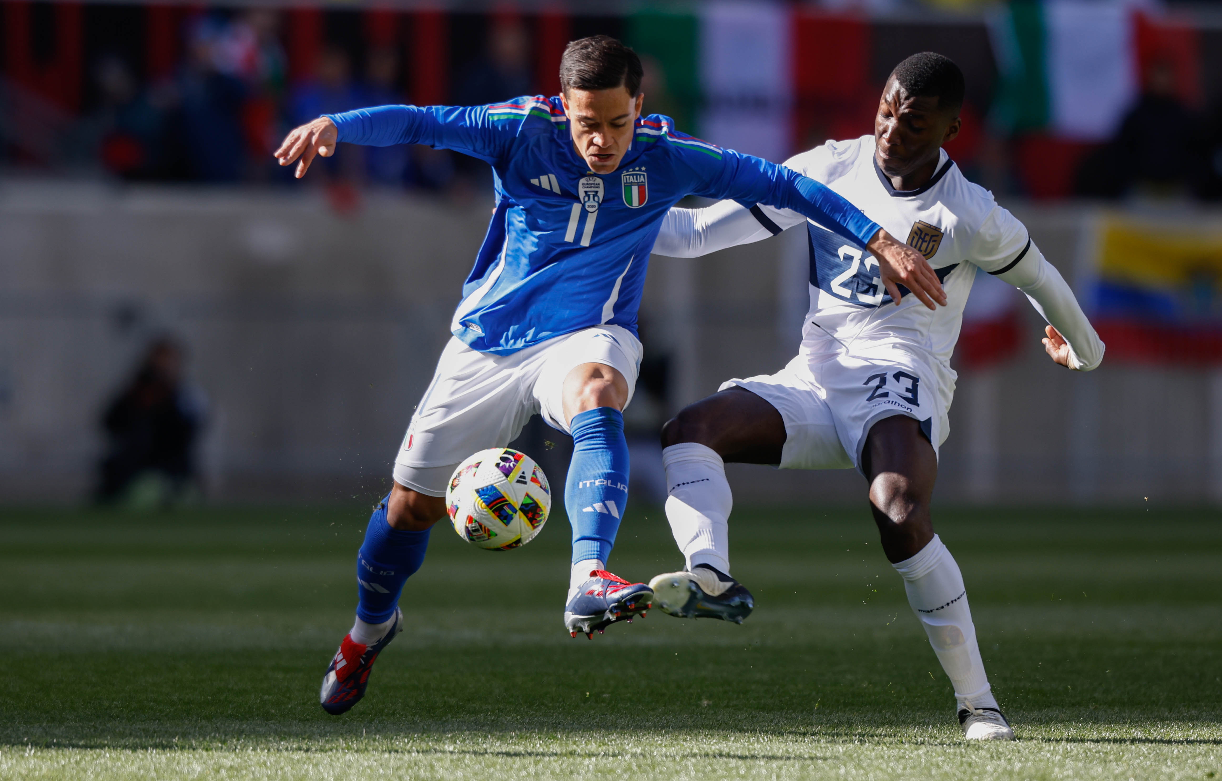 Harrison (United States), 24/03/2024.- Giacomo Raspadori from Italy (L) fights for the ball against Moises Caicedo from Ecuador during an international friendly soccer match at the Red Bulls Arena in Harrison, New Jersey, USA, 24 March 2024. (Futbol, Amistoso, Italia) EFE/EPA/KENA BETANCUR