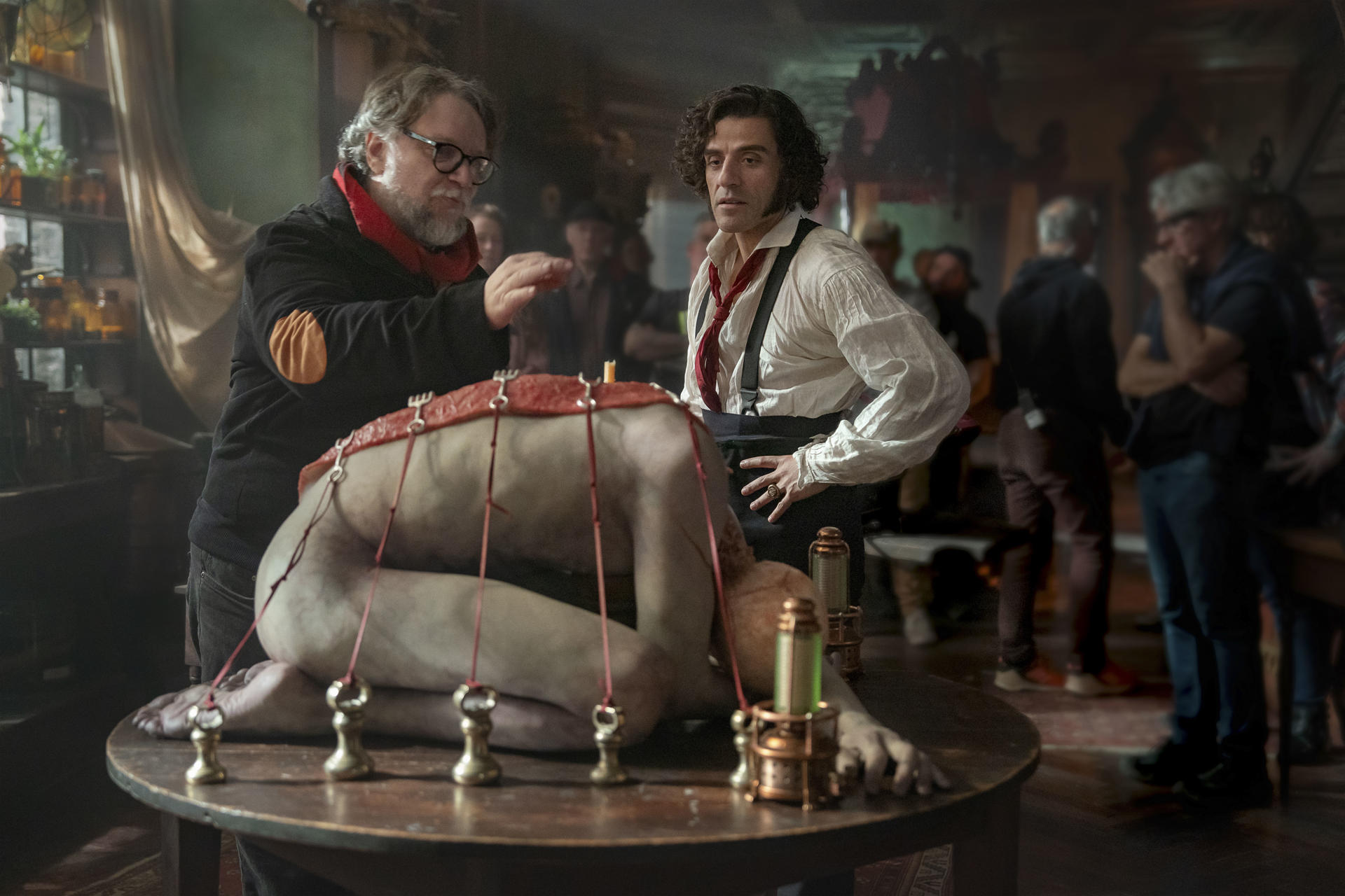 MADRID, 30/08/2025.- Tras más de diez años trabajando en este proyecto con el que soñaba desde niño, Guillermo del Toro ha logrado finalizar su producción de 'Frankenstein', una historia "sentimental" y no de miedo, en las palabras del mexicano, que defendió hace unos meses en Cannes que el personaje de Mary Shelley no es un monstruo, es simplemente que "la gente mira a los otros de manera incorrecta". EFE/ Ken Woroner/netflix GREEN *****SOLO USO EDITORIAL/SOLO DISPONIBLE PARA ILUSTRAR LA NOTICIA QUE ACOMPAÑA (CRÉDITO OBLIGATORIO) *****