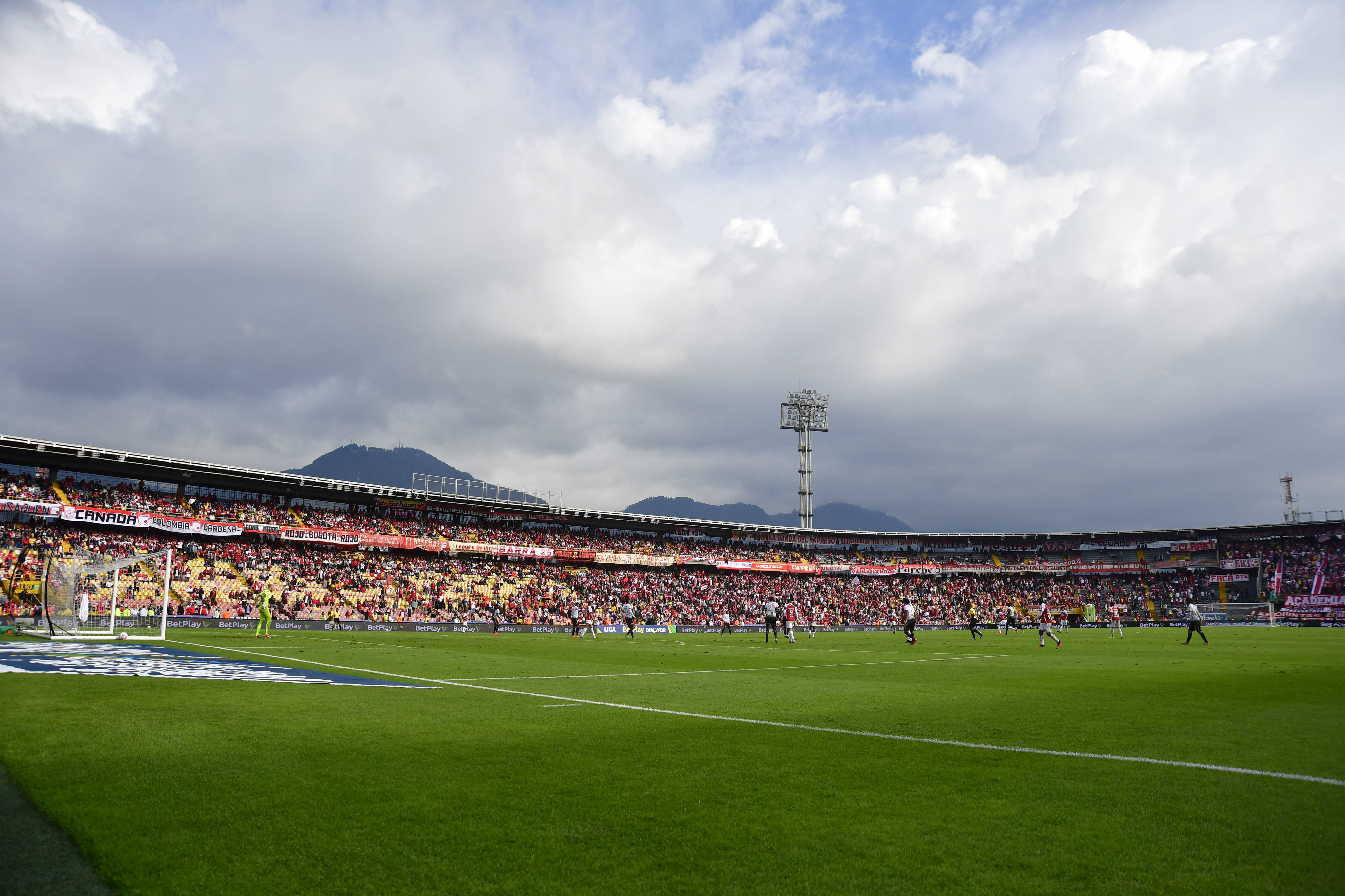 El fútbol colombiano se juega en canchas al borde del colapso