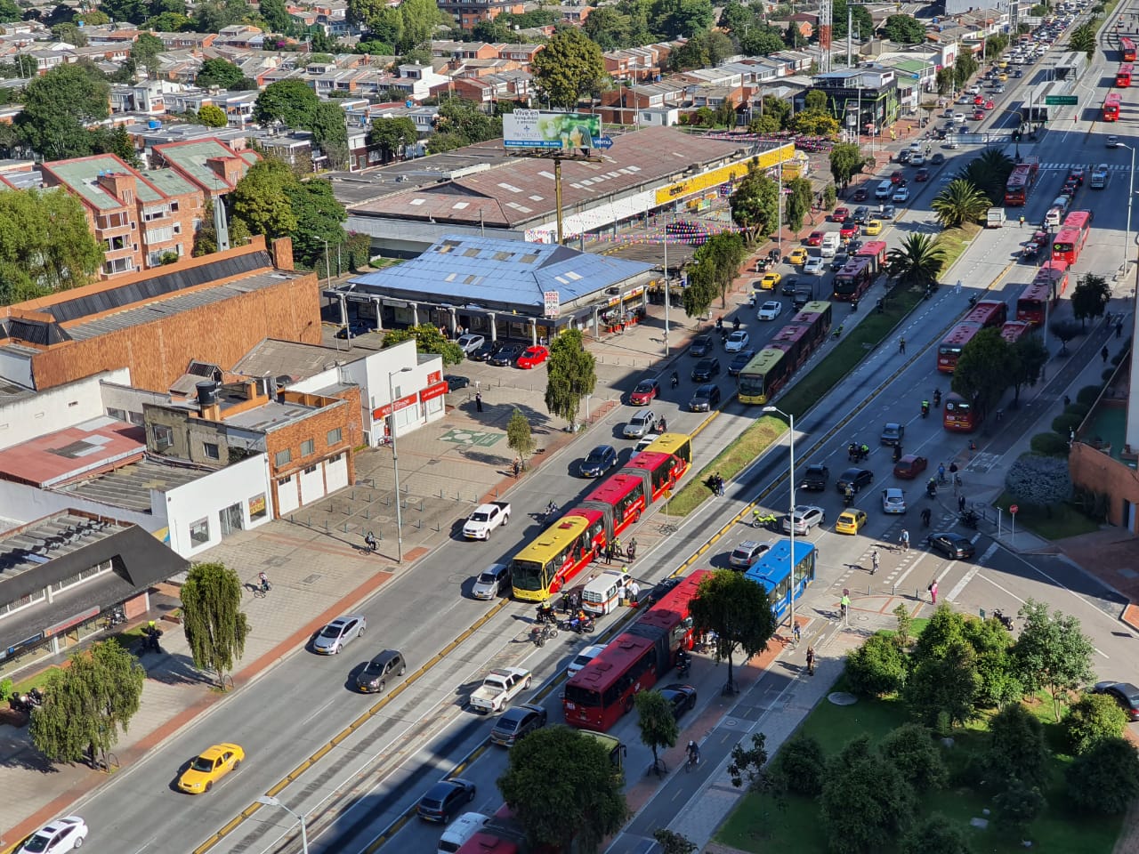 Por lo anterior, serecomienda que los vehículos que van en sentido norte - sur tomendesvíopor la calle 100 al oriente, continúen por la autopista Norteparagirar por la calle 127 al occidente y retomen por avenidaSuba.Otra alternativa es desviarse porla calle116 al oriente, para seguir por la avenidaCordoba ala calle 127.