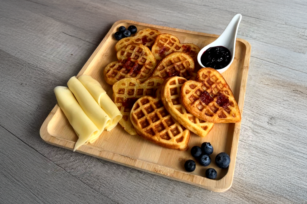 En 30 minutos cocina estos “waffles” de queso y bocadillo