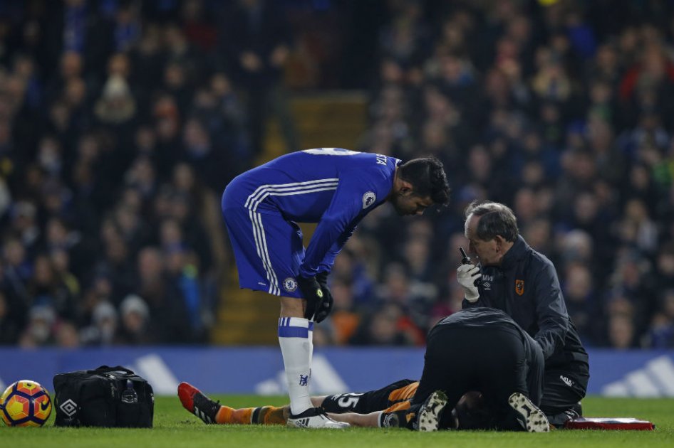 Ryan Mason cayó lesionado tras un choque con Cahill. Foto: AFP