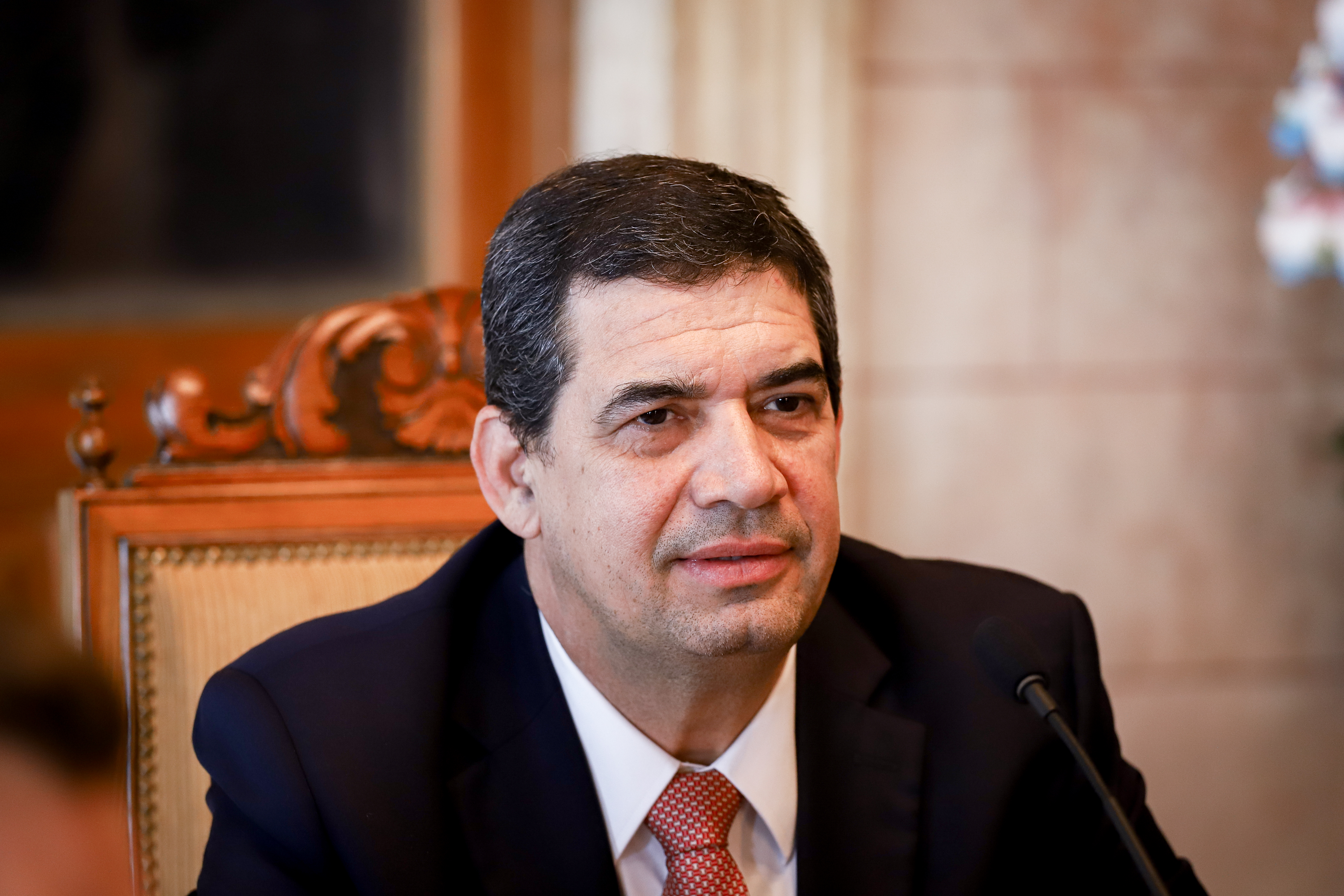 AME7010. ASUNCIÓN (PARAGUAY), 18/08/2022.- Fotografía fechada el 16 de mayo de 2022 de Hugo Velázquez, vicepresidente de Paraguay, durante una rueda de prensa en Asunción (Paraguay). El vicepresidente de Paraguay, Hugo Velázquez, aseguró este jueves que esperará conocer la denuncia en su contra del Gobierno de EE.UU., que lo señaló de "actos de corrupción significativos", para presentar su renuncia y defenderse como un "ciudadano común". Velázquez defendió en una entrevista con la radio ABC Cardinal su decisión de no haber formalizado su dimisión después de que el pasado viernes se dijera dispuesto a abandonar el cargo tras ser incluido por EE.UU. en su lista de corruptos. EFE/ Nathalia Aguilar