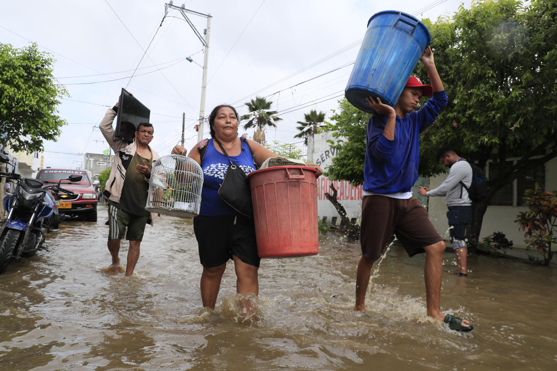 AME2911. MONTERÍA (COLOMBIA), 07/02/2026.- Personas intentan rescatar sus pertenencias este sábado luego de una nueva creciente del río Sinú que afectó el barrio El Dorado en Montería (Colombia). El presidente colombiano Gustavo Petro anunció que decretará un nueva emergencia social, económica y ambiental para hacerle frente a las inundaciones que afectan gran parte de Colombia. EFE/ Carlos Ortega

