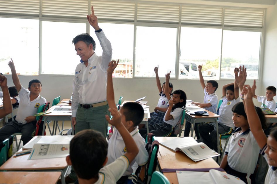 Presidente Santos dictó clase de Inglés a estudiantes de Armenia